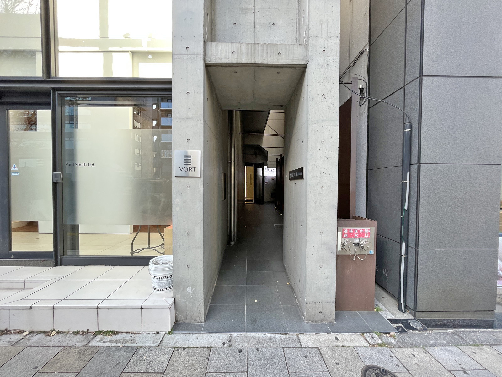 オフィスビル出入口
