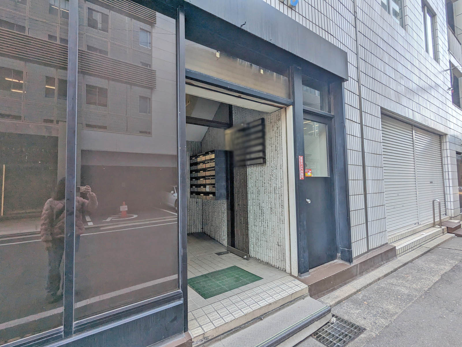 オフィスビル出入り口