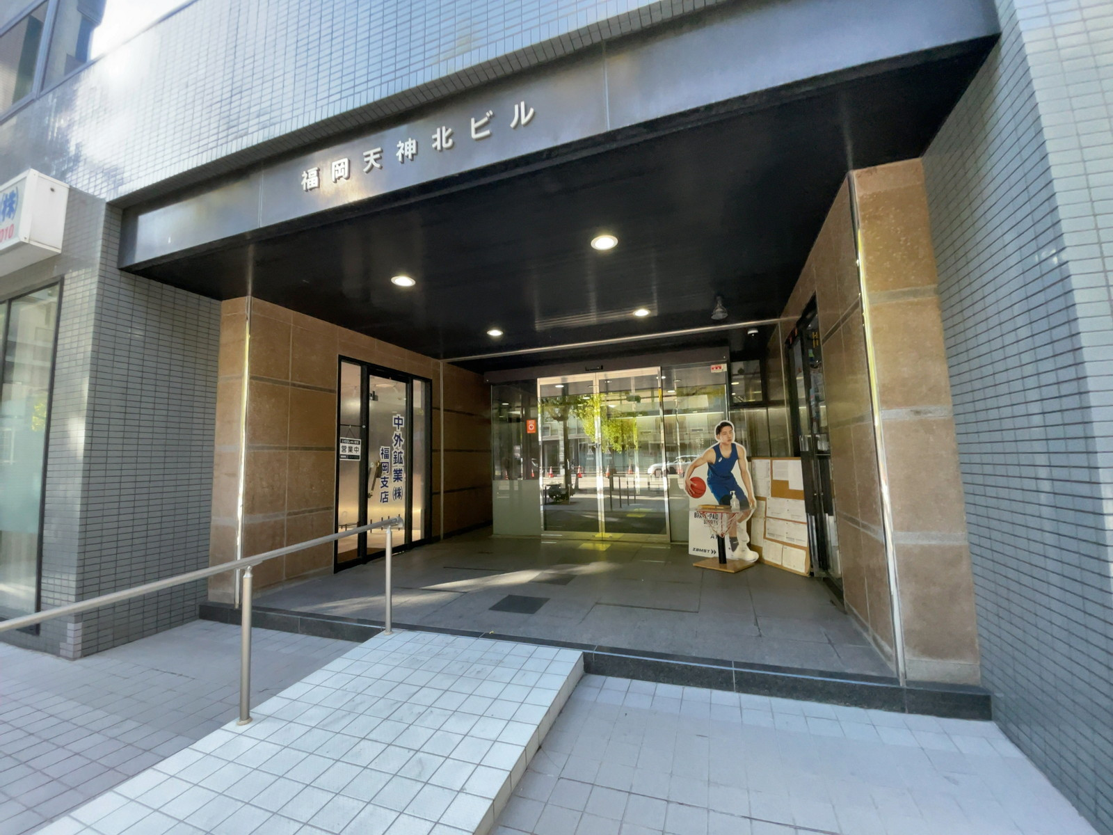 オフィスビル出入口
