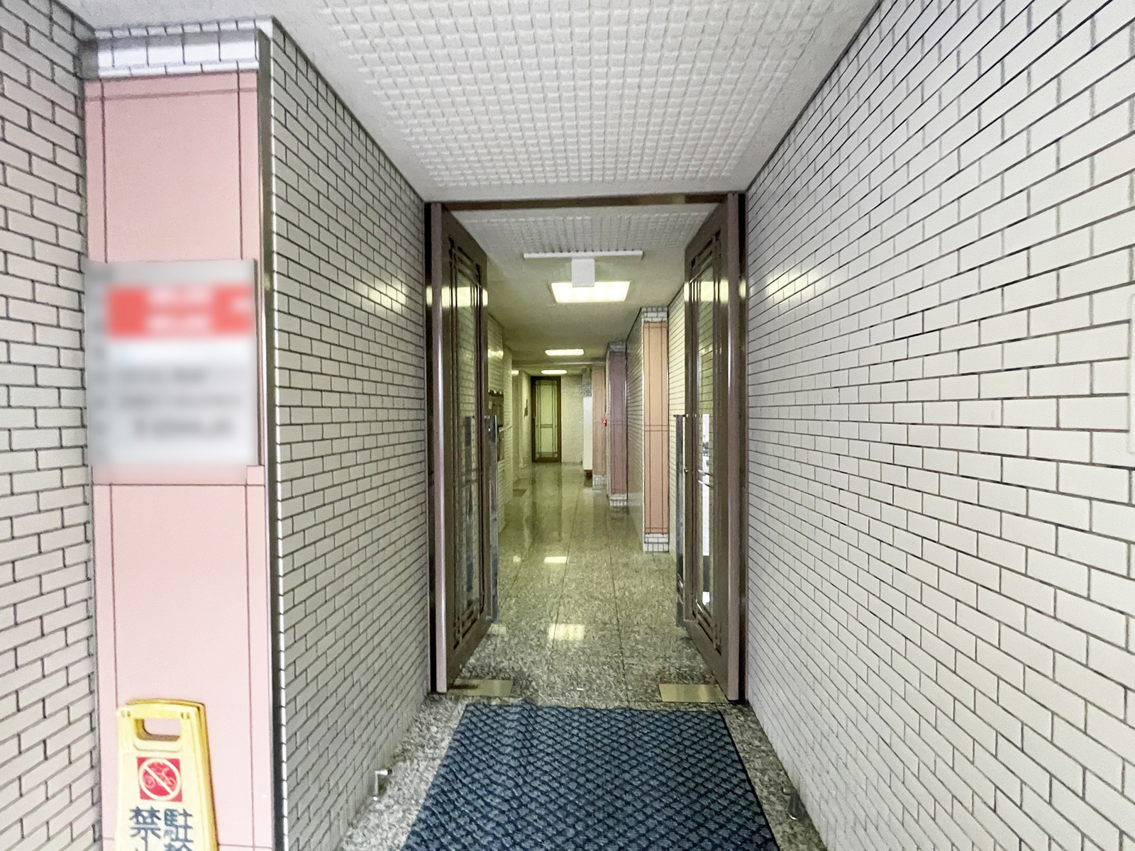 オフィスビル出入口