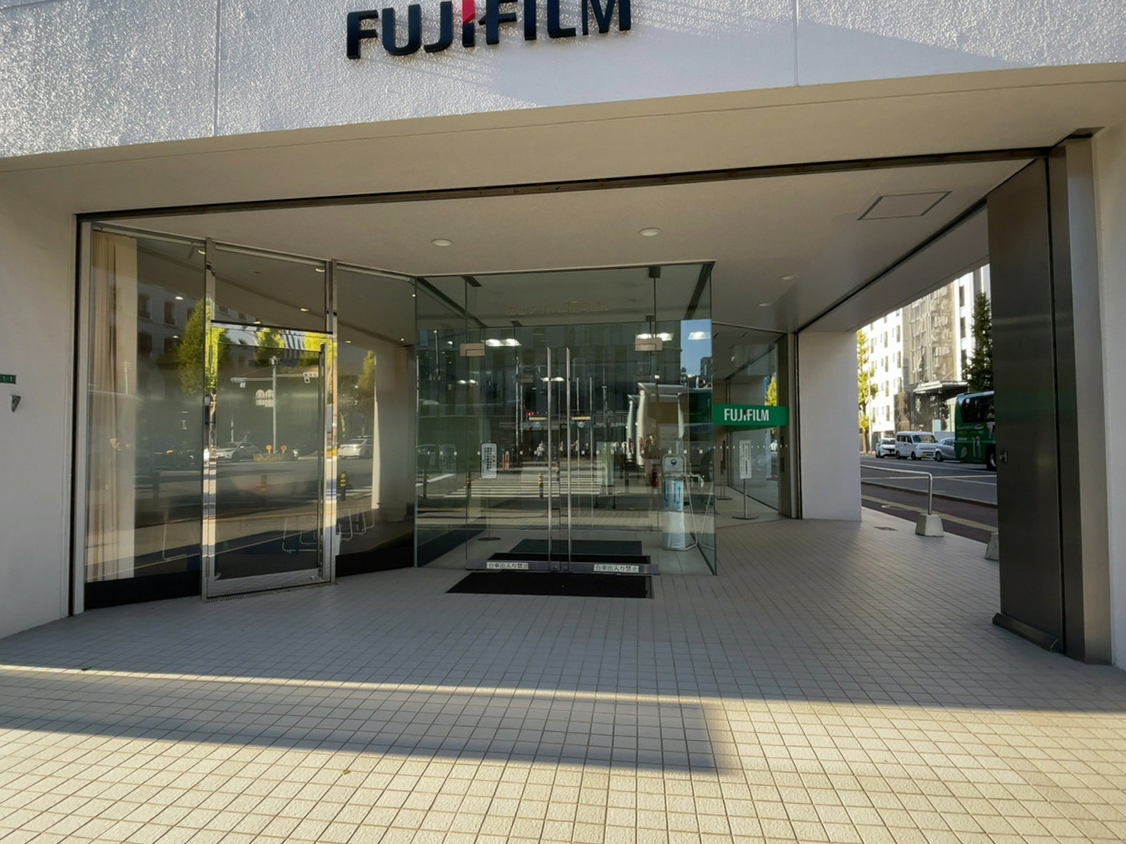 オフィスビル出入口