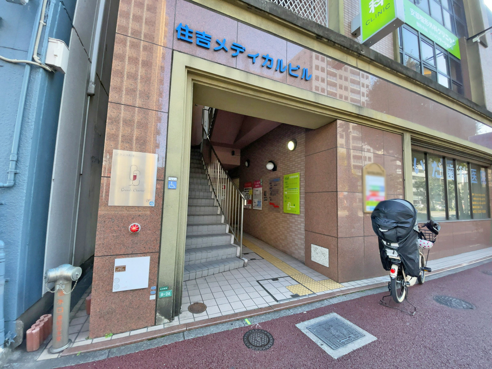 オフィスビル出入り口