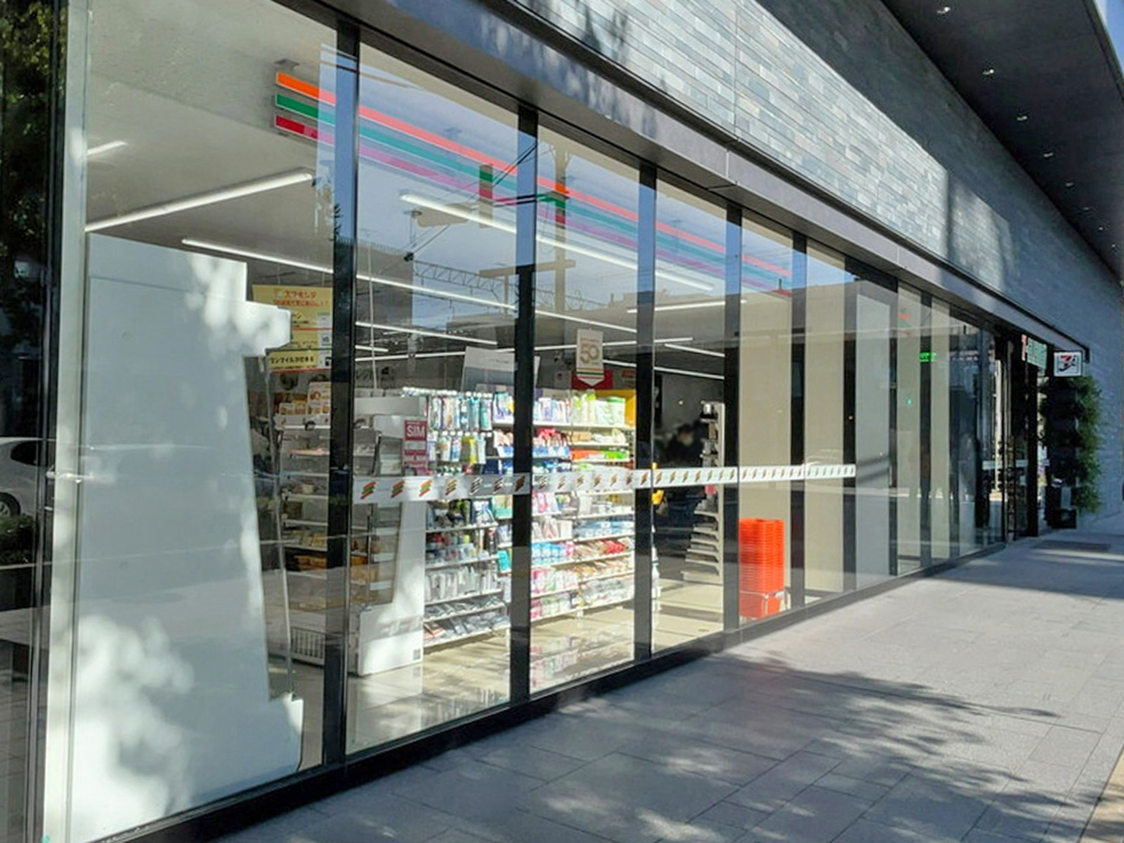 1階のセブンイレブン博多駅中央街店