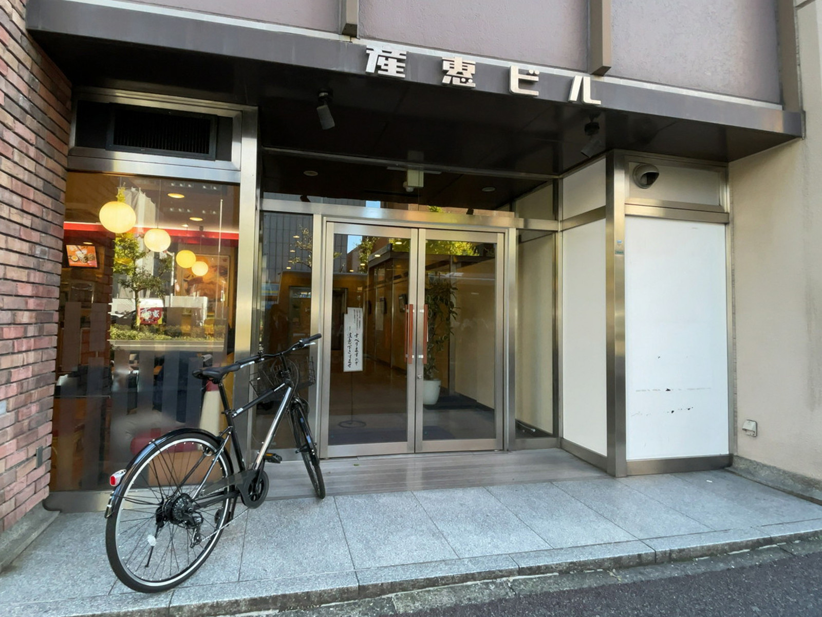 オフィスビル出入口