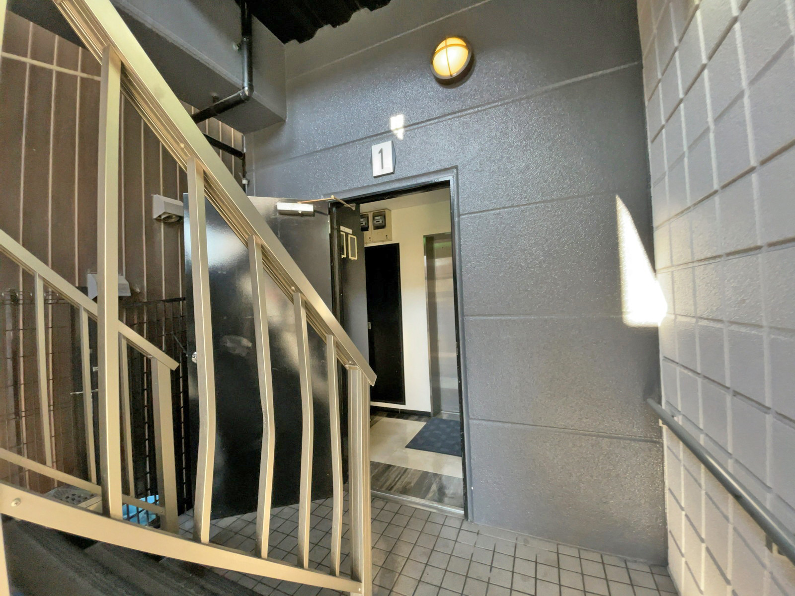 オフィスビル出入口