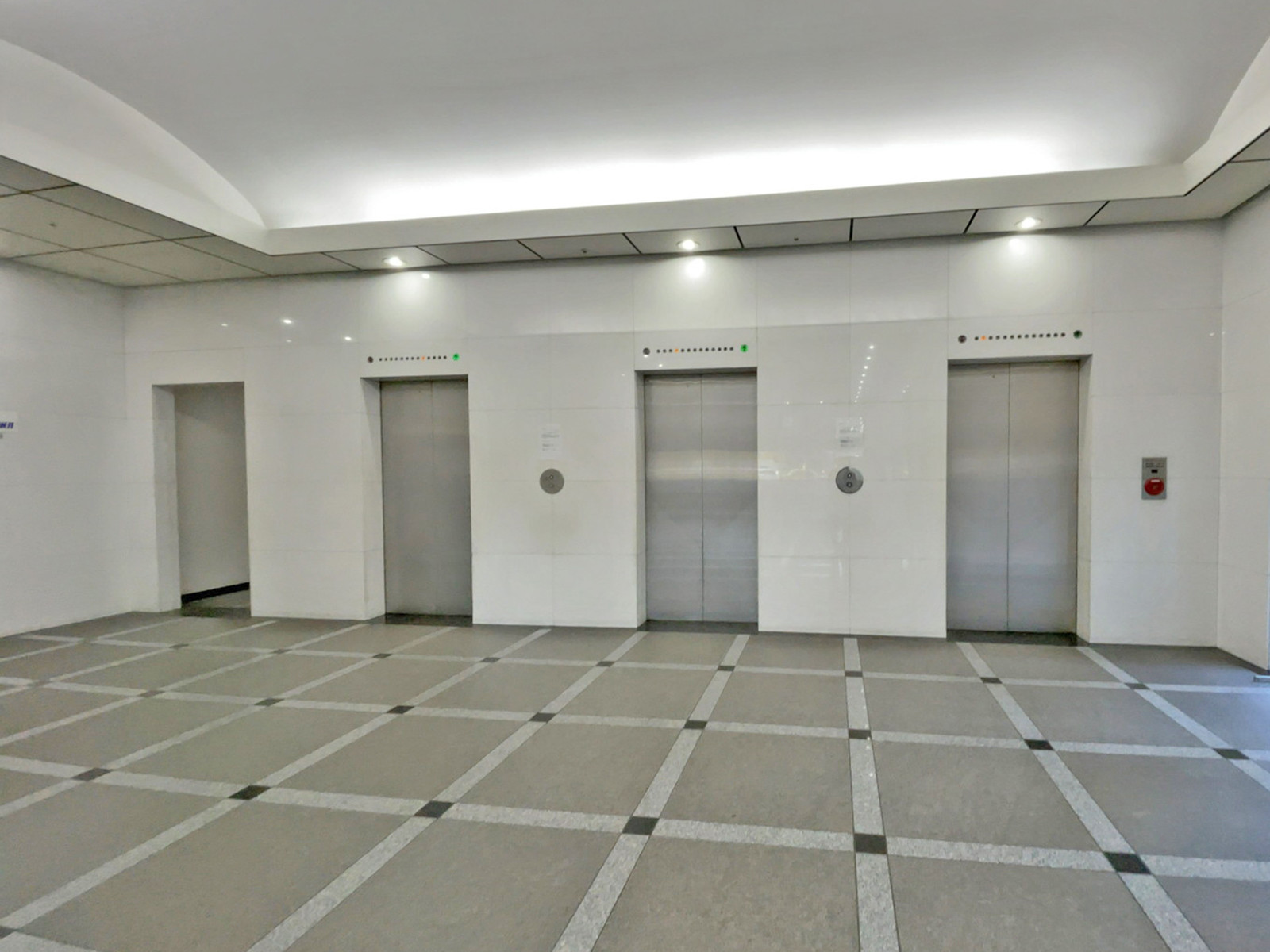エレベーター(3基)