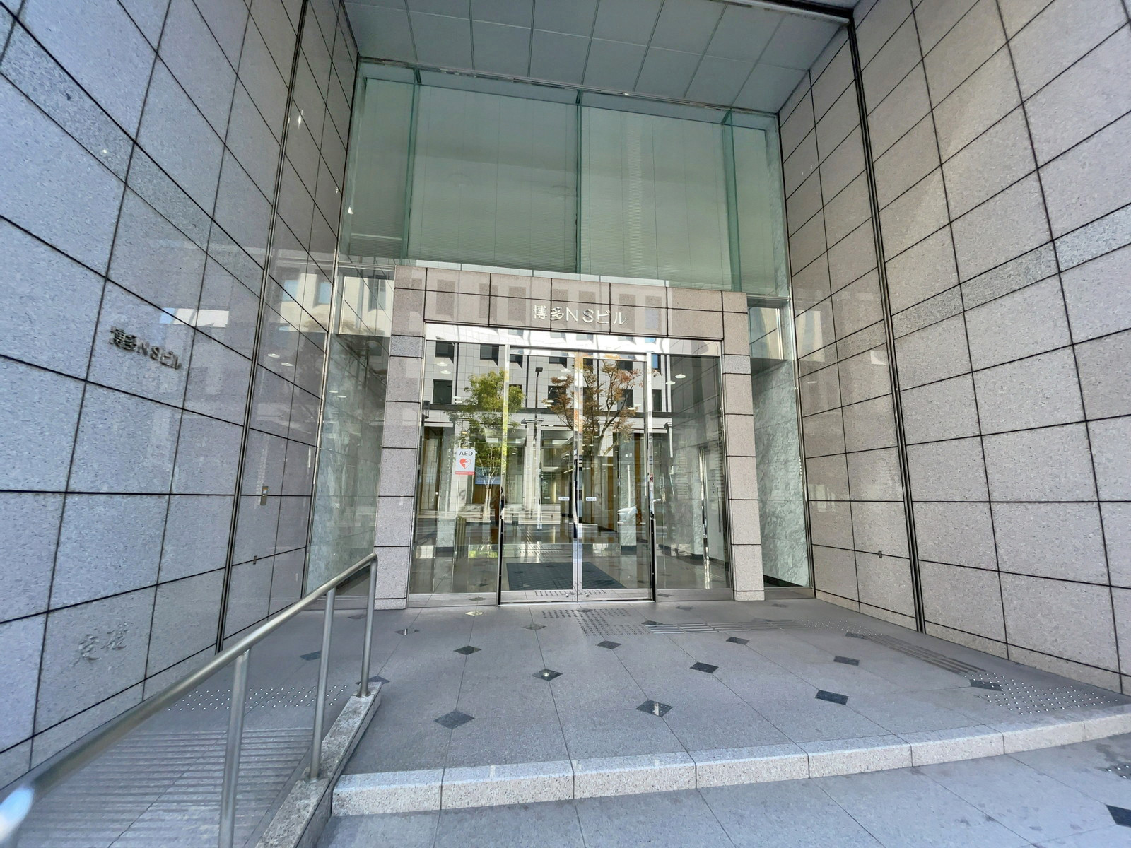 オフィスビル出入り口
