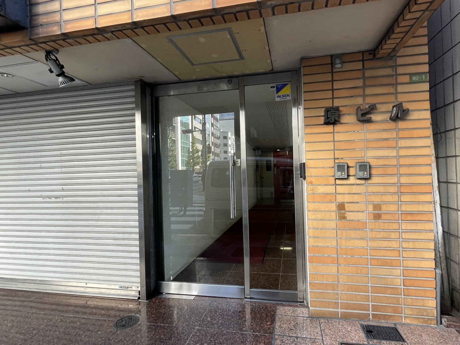 オフィスビル出入口