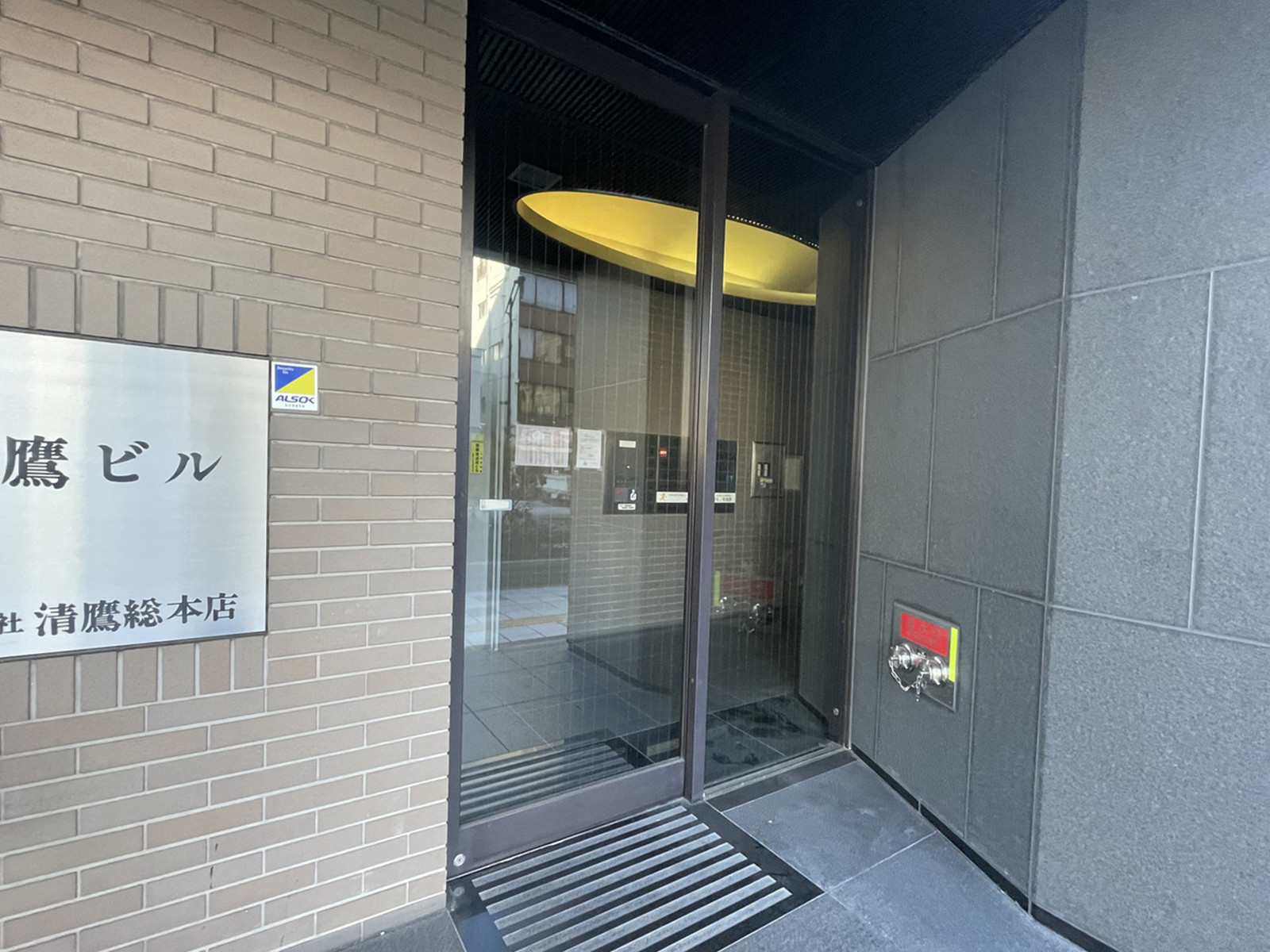 オフィスビル出入口