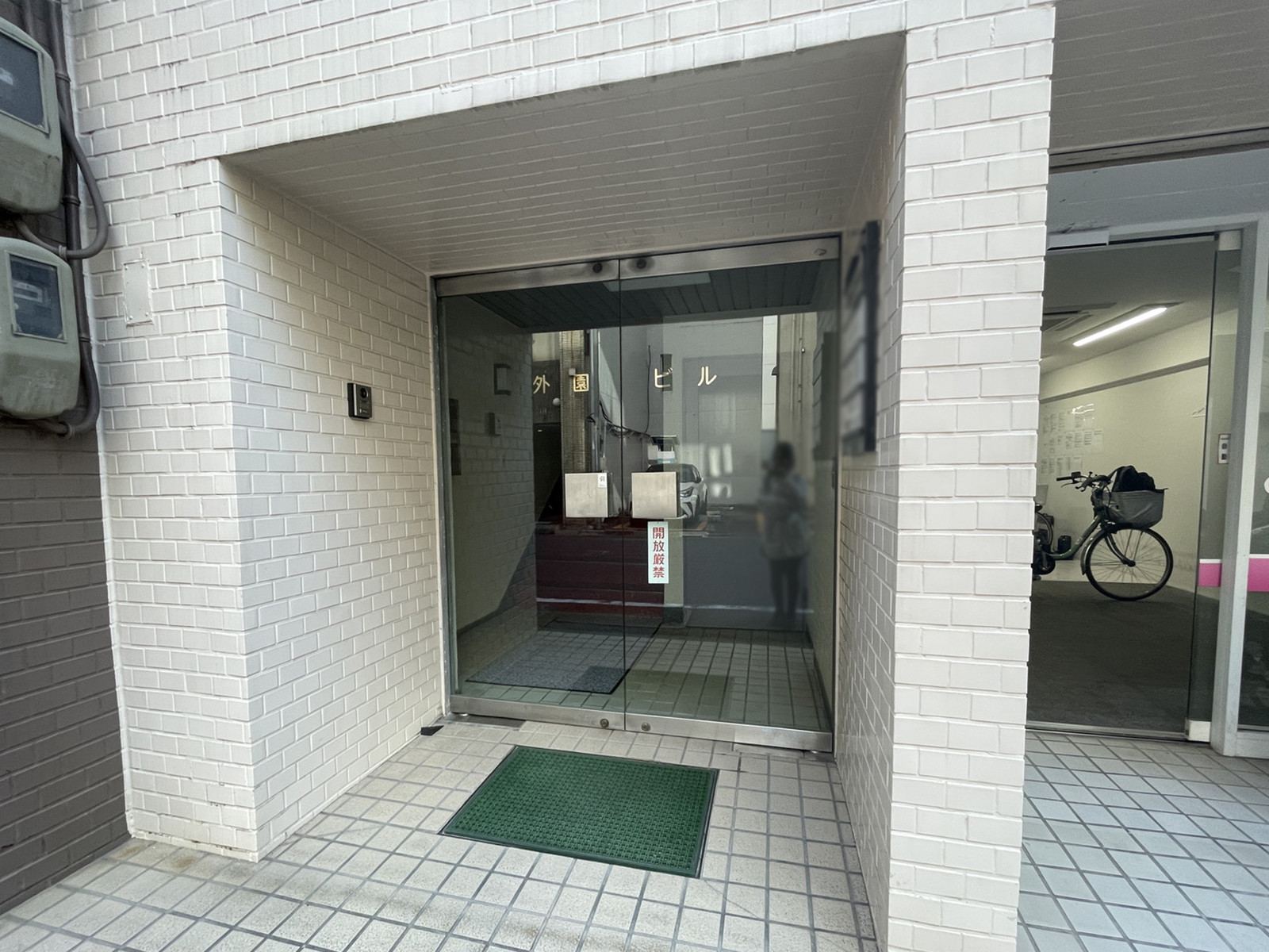 オフィスビル出入口
