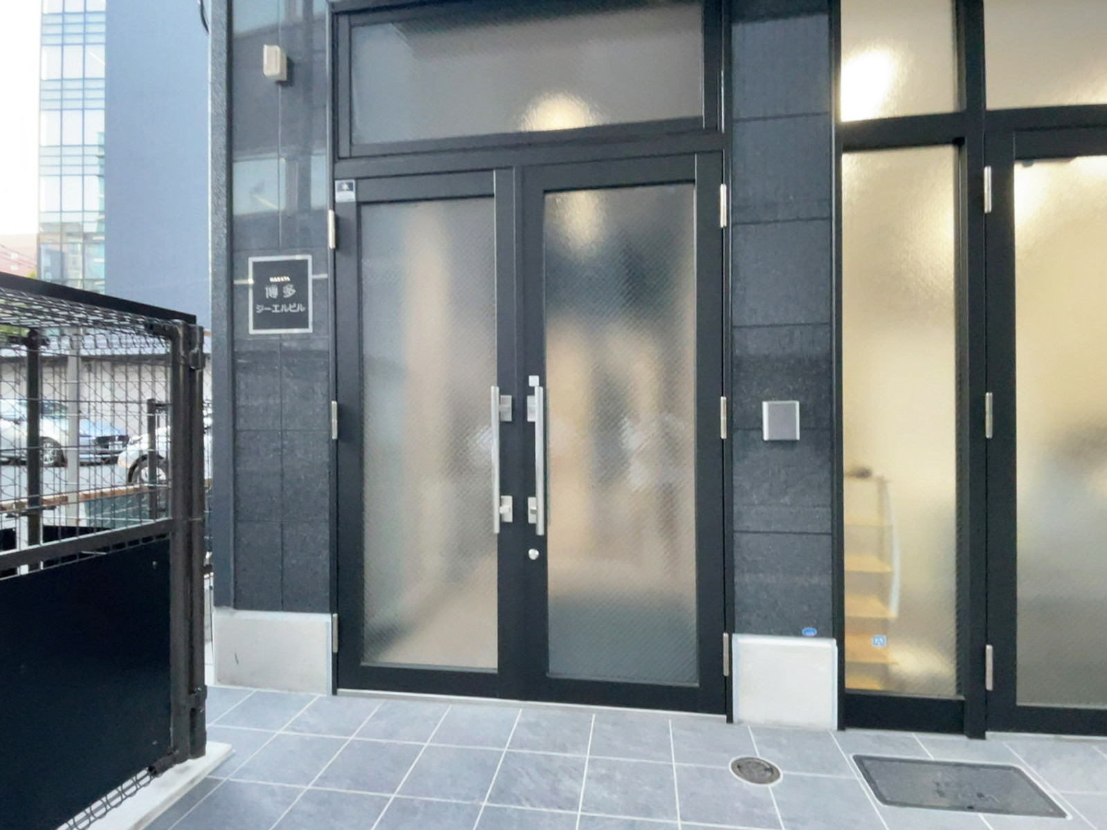オフィスビル出入口