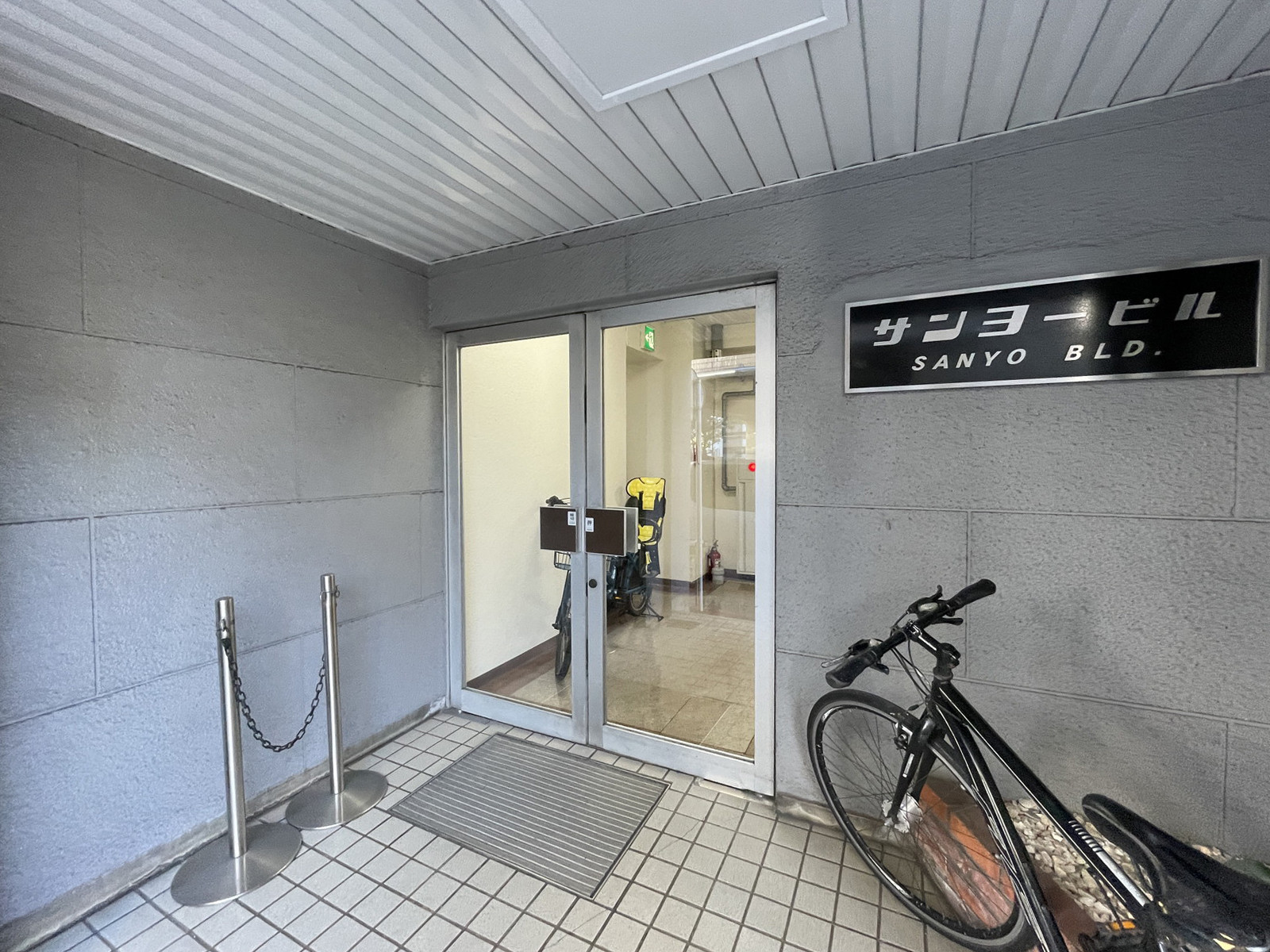 オフィスビル出入口