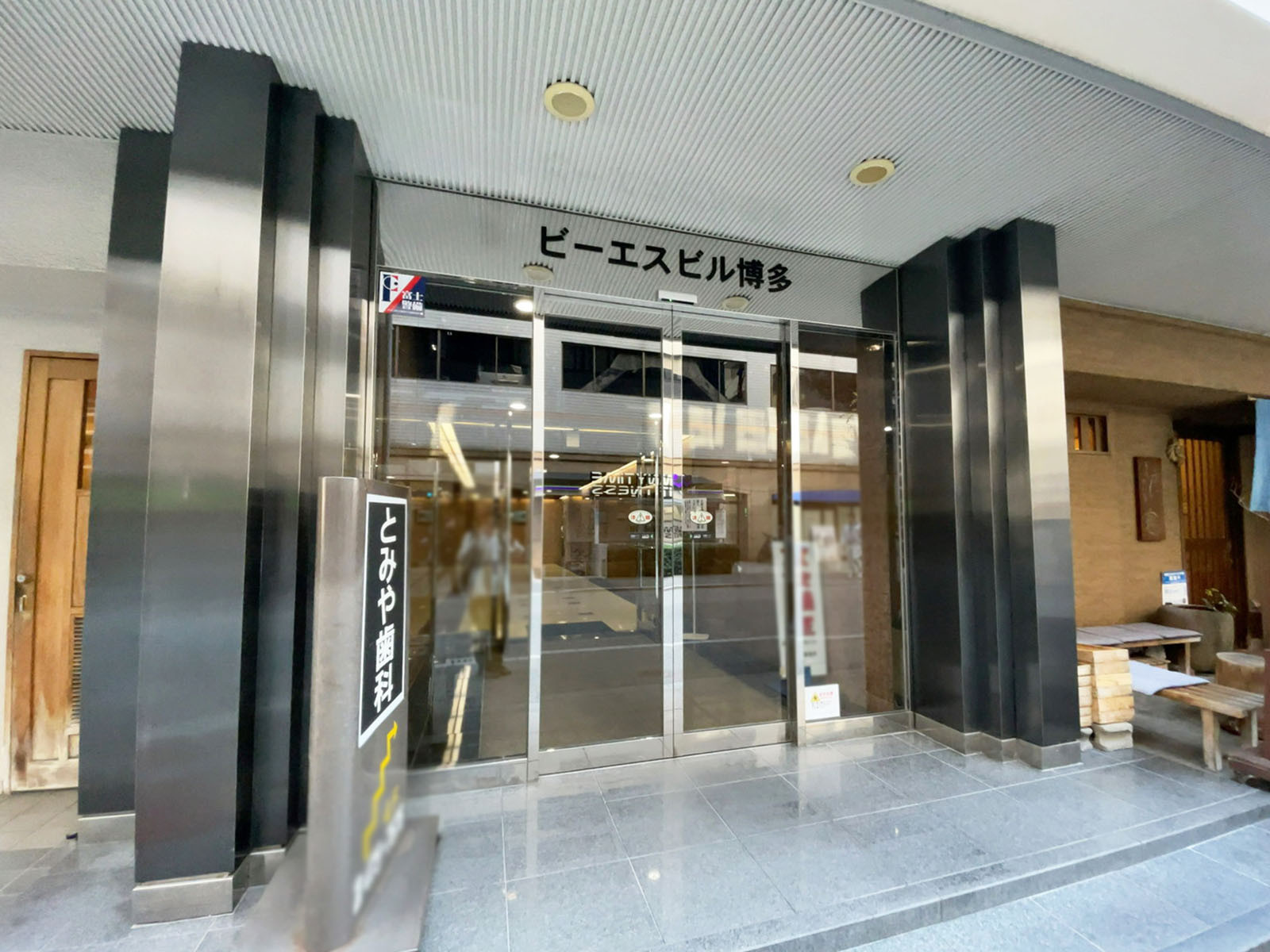 オフィスビル出入口