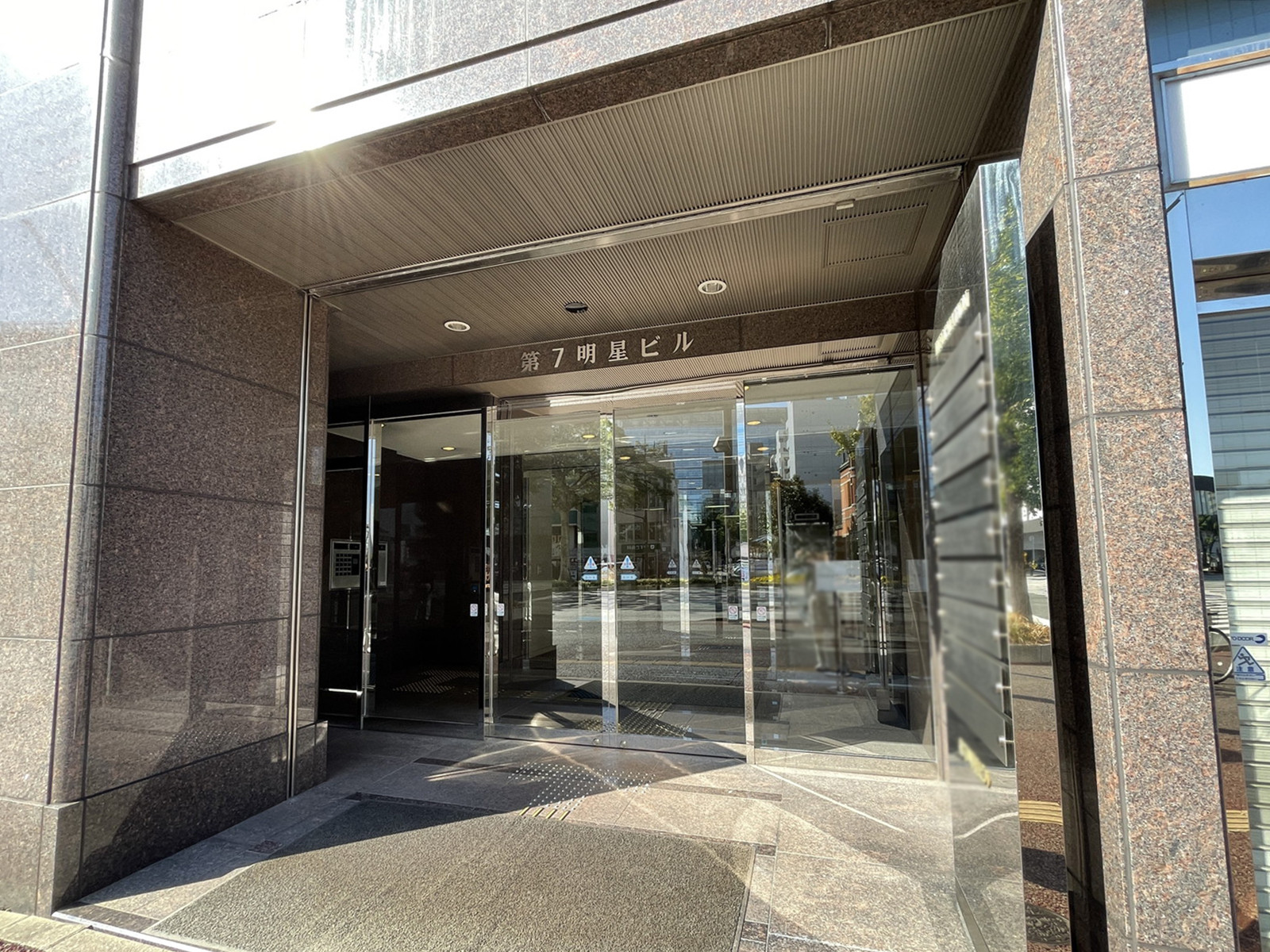 オフィスビル出入口