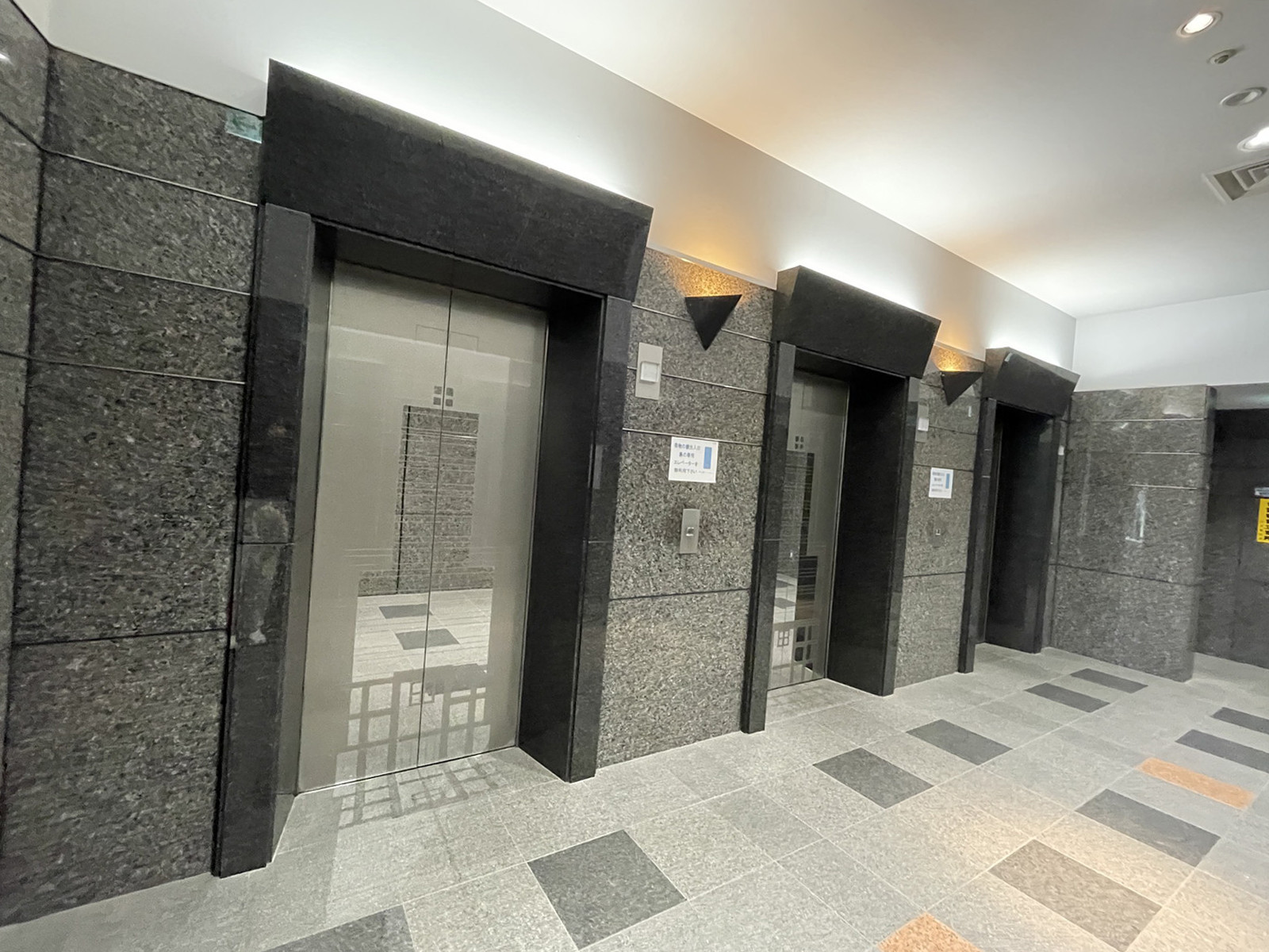 エレベーター(3基)