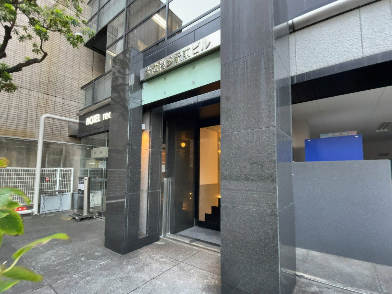 オフィスビル出入口