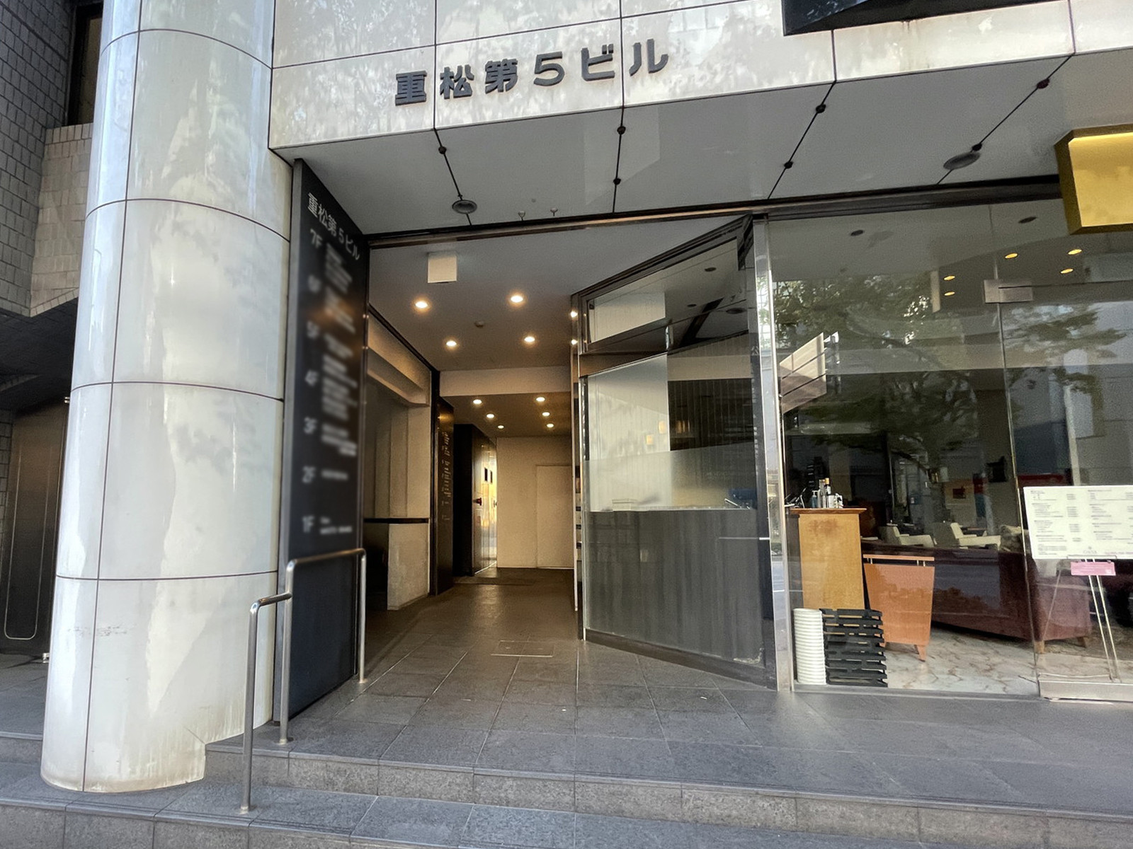 オフィスビル出入口