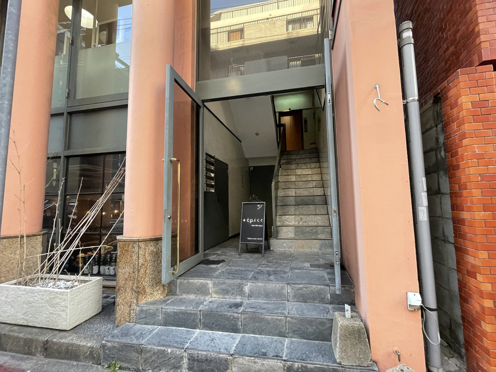 オフィスビル出入口