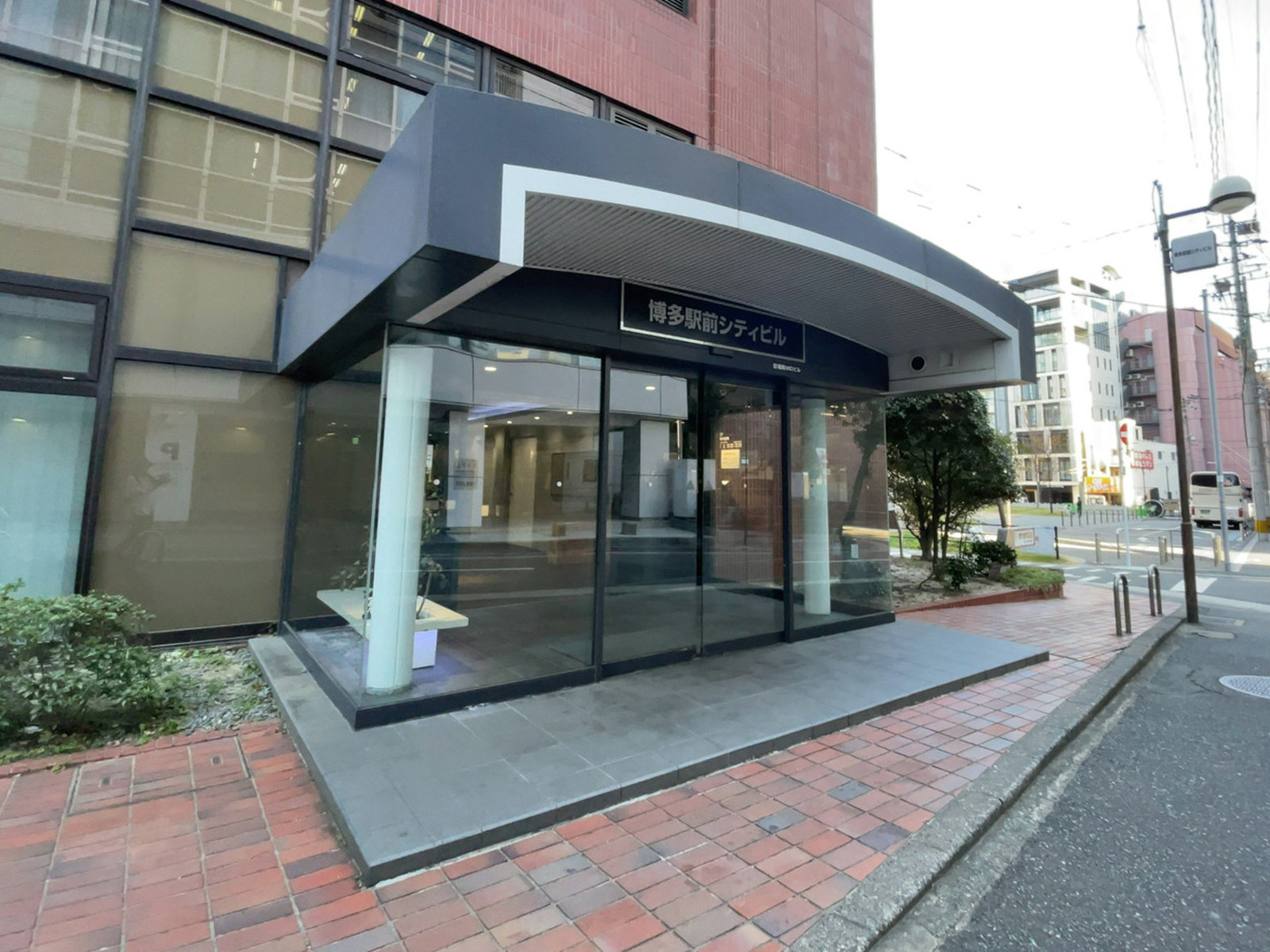 オフィスビル出入口