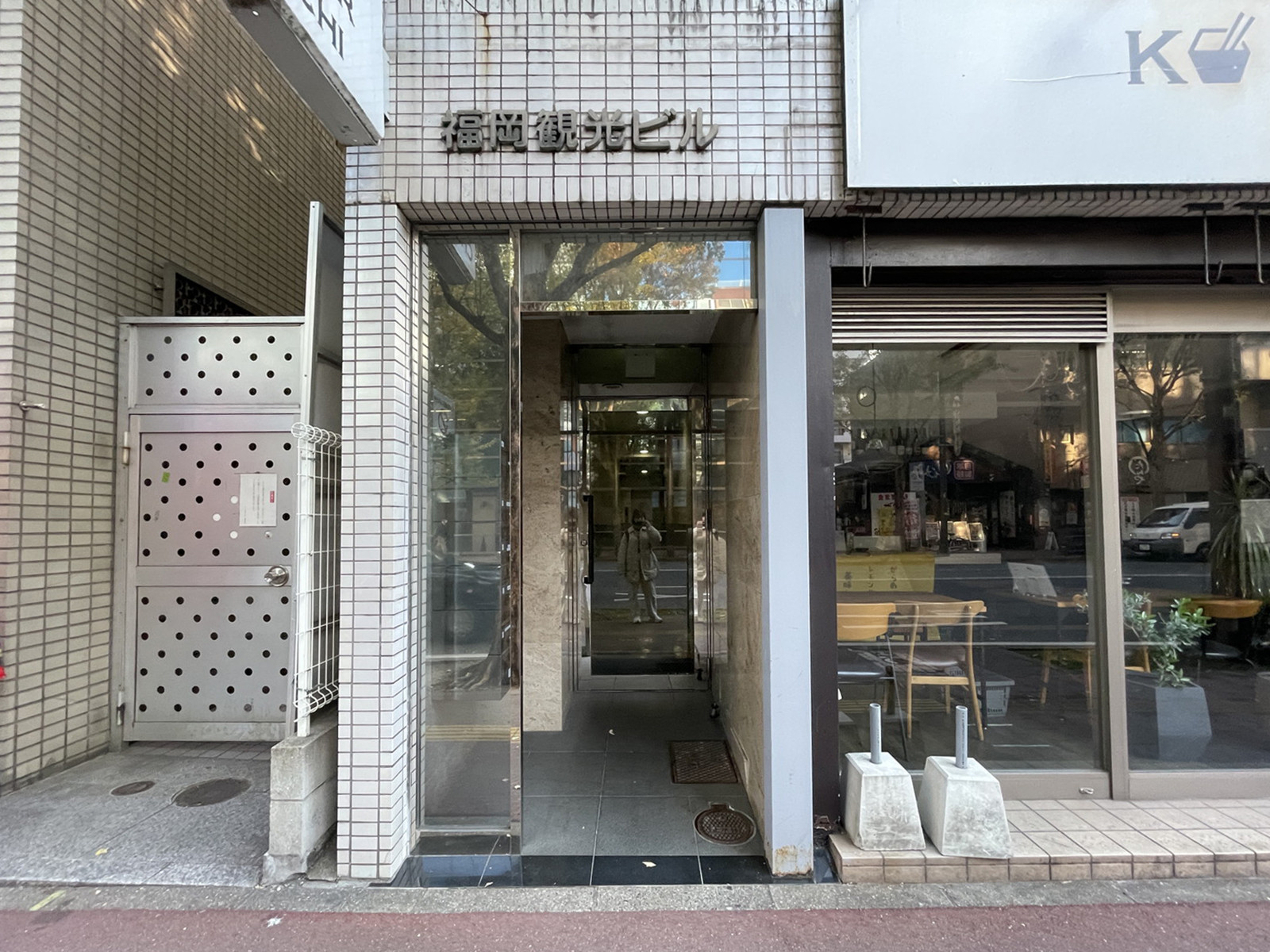 オフィスビル出入口