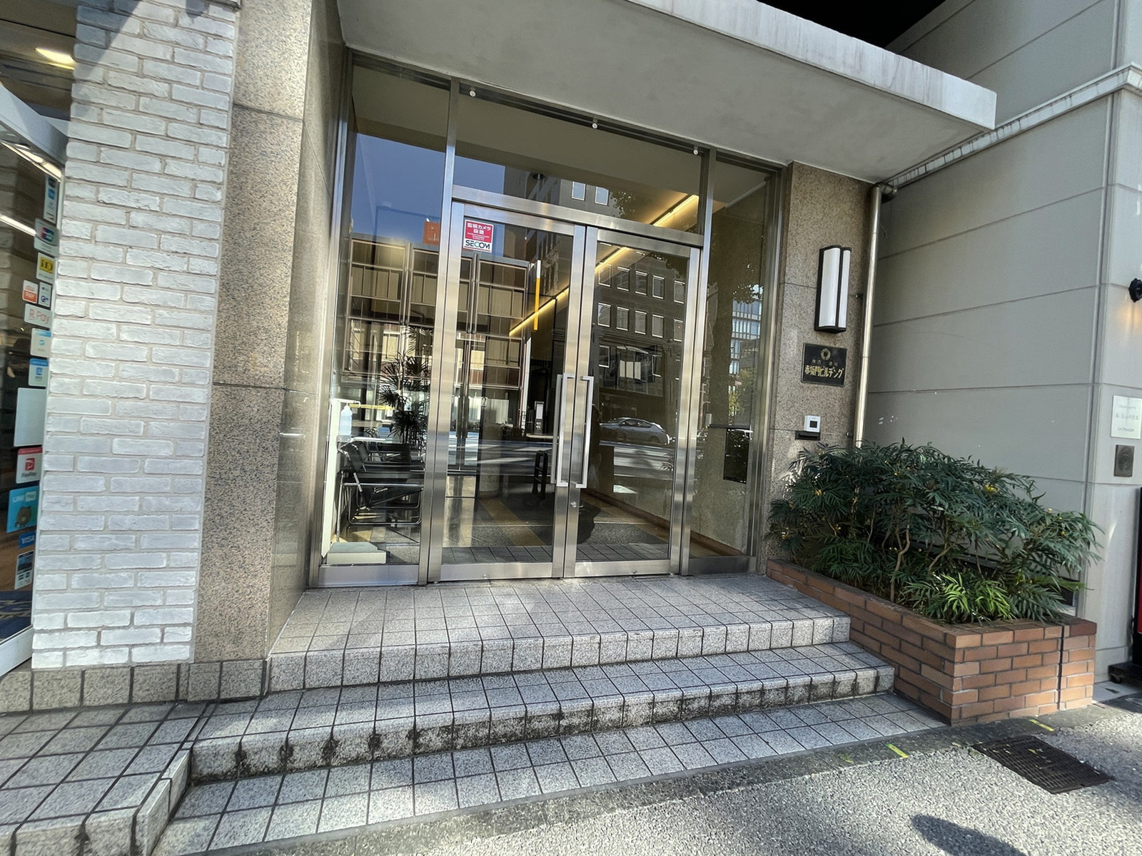 オフィスビル出入口