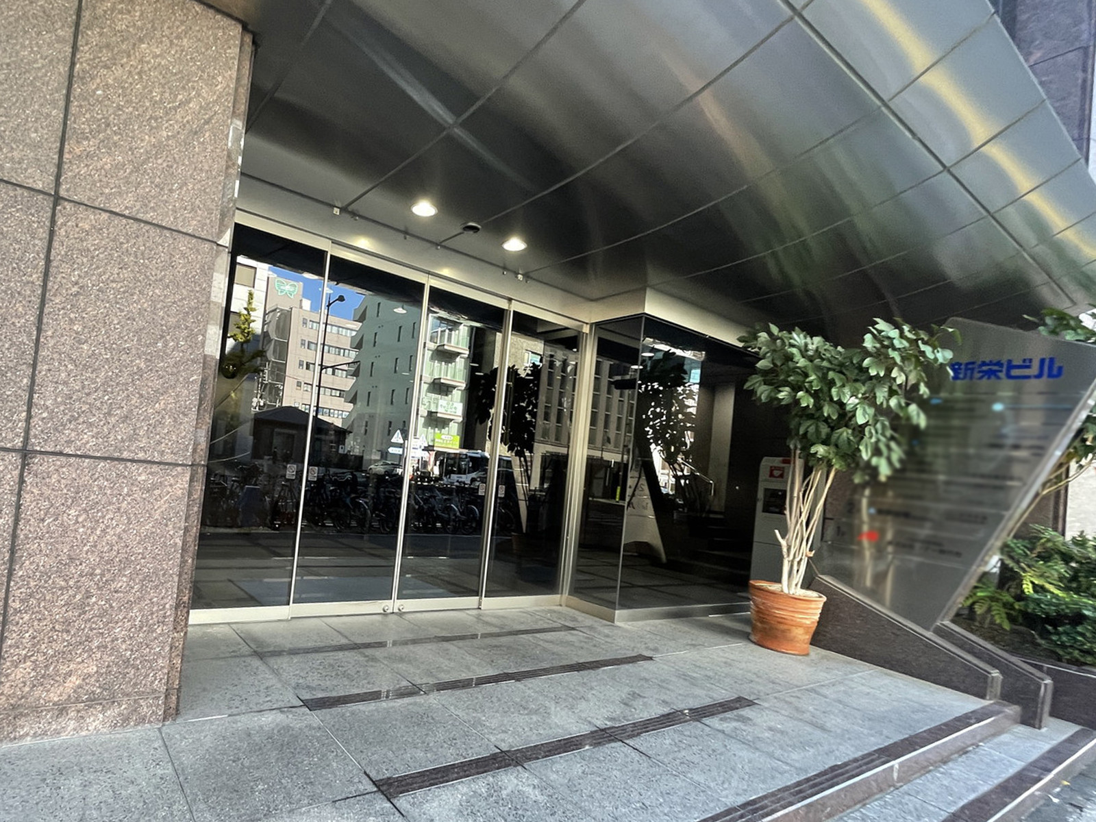 オフィスビル出入口