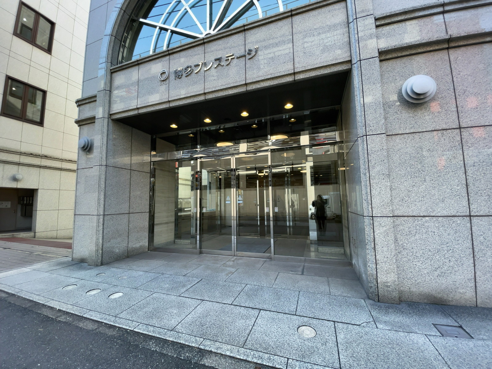 オフィスビル出入口