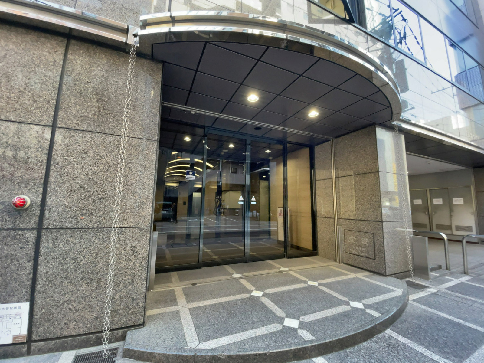 オフィスビル出入口