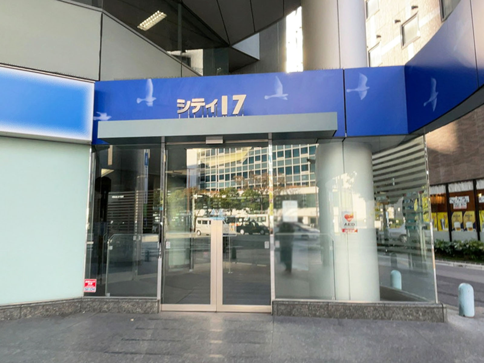 オフィスビル出入口