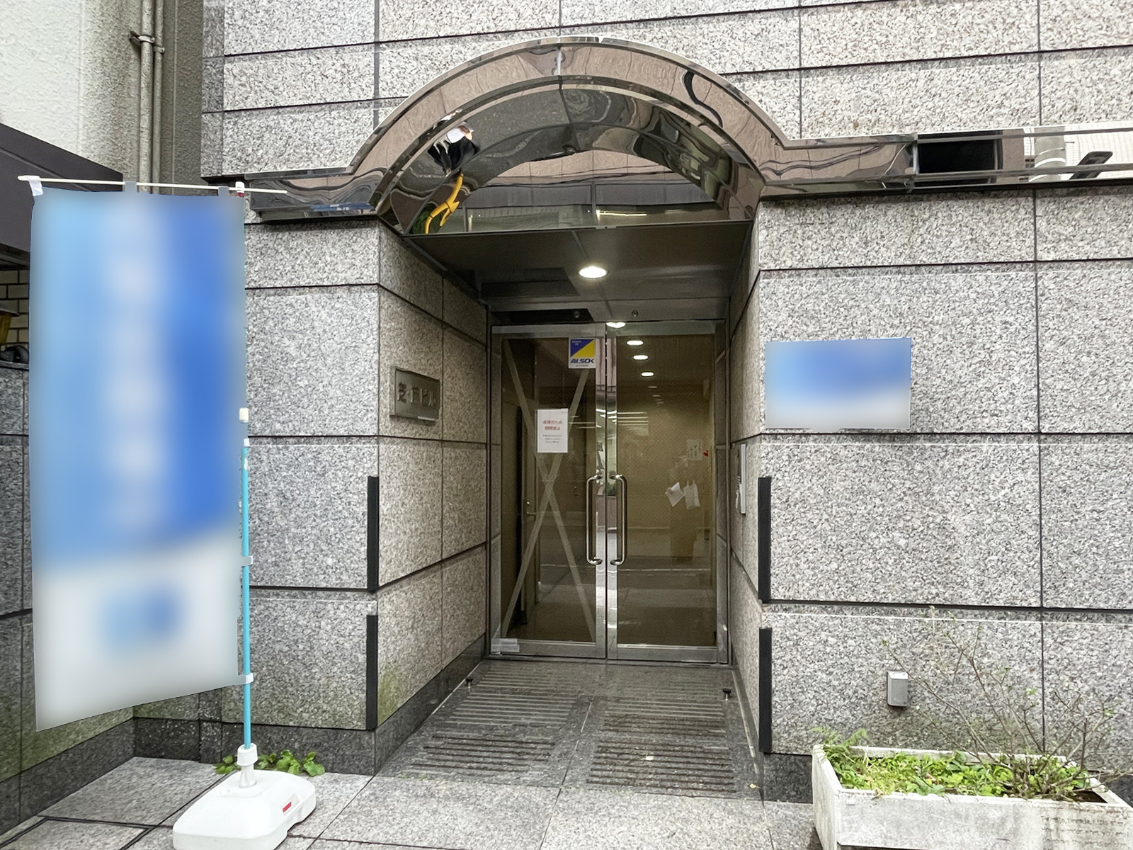 オフィスビル出入口