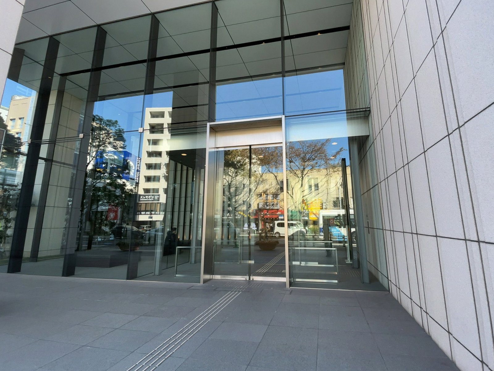 オフィスビル出入口
