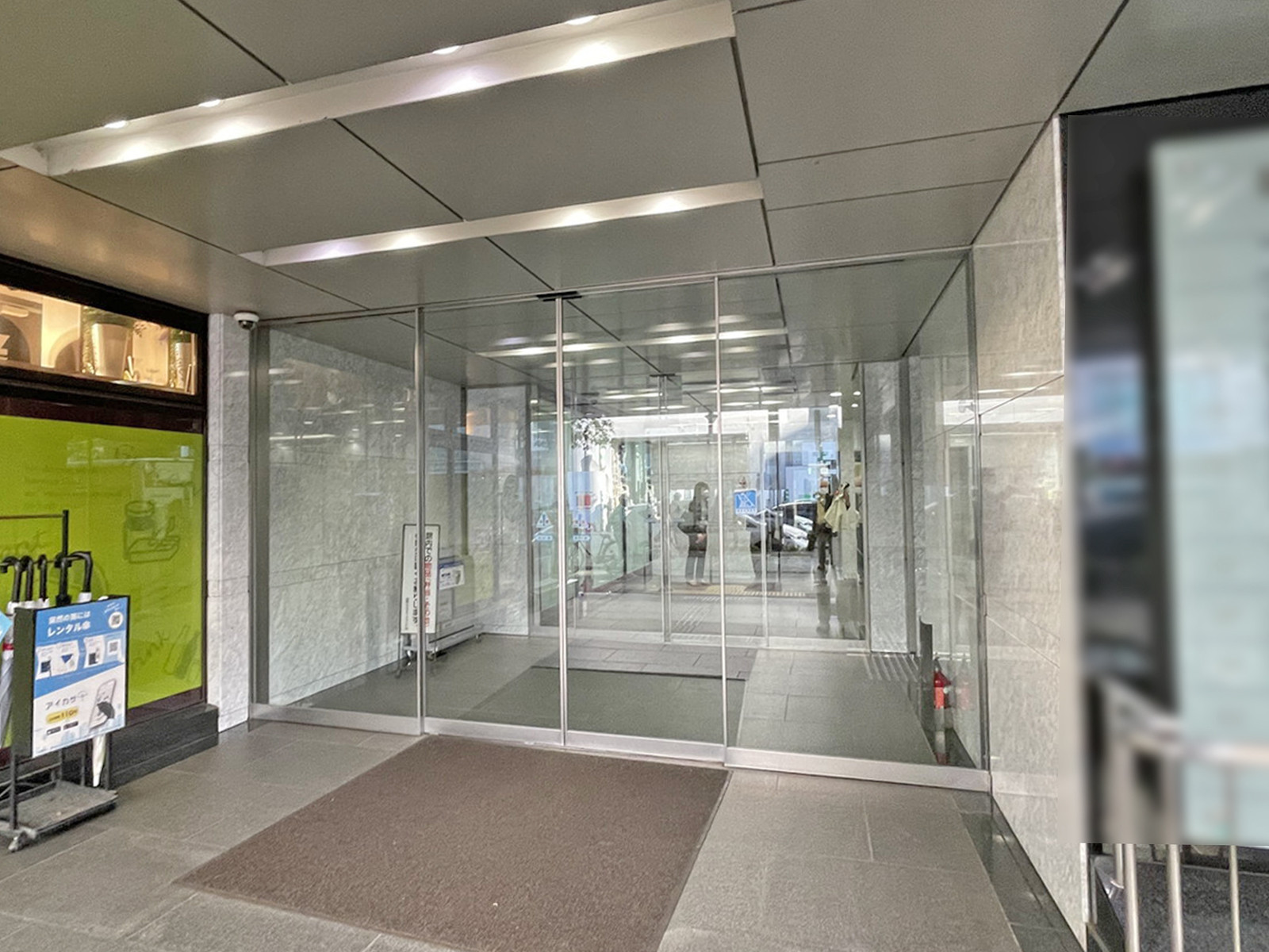 オフィスビル出入口