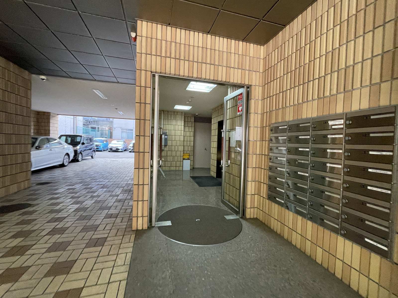 オフィスビル出入口