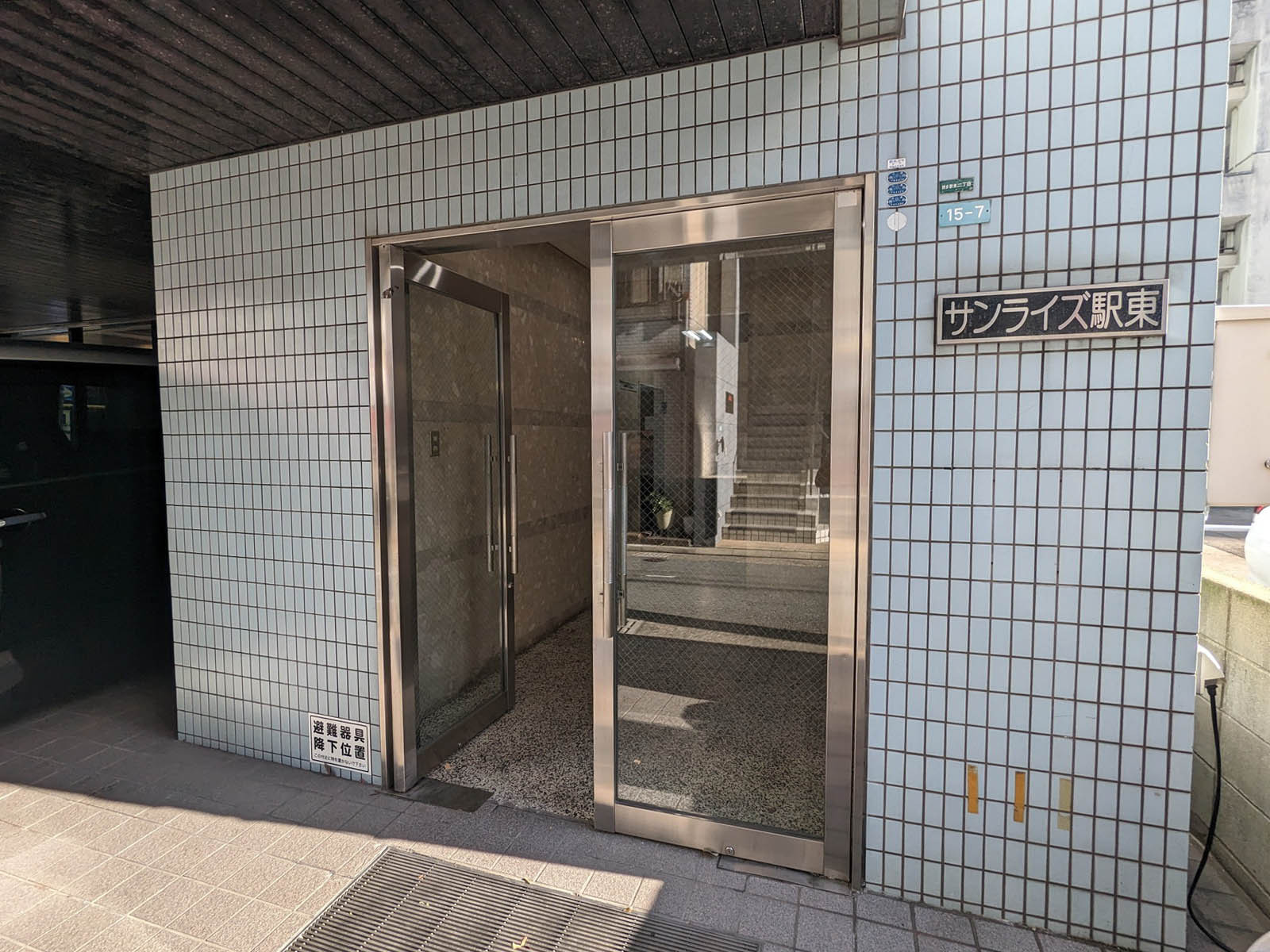 オフィスビル出入口