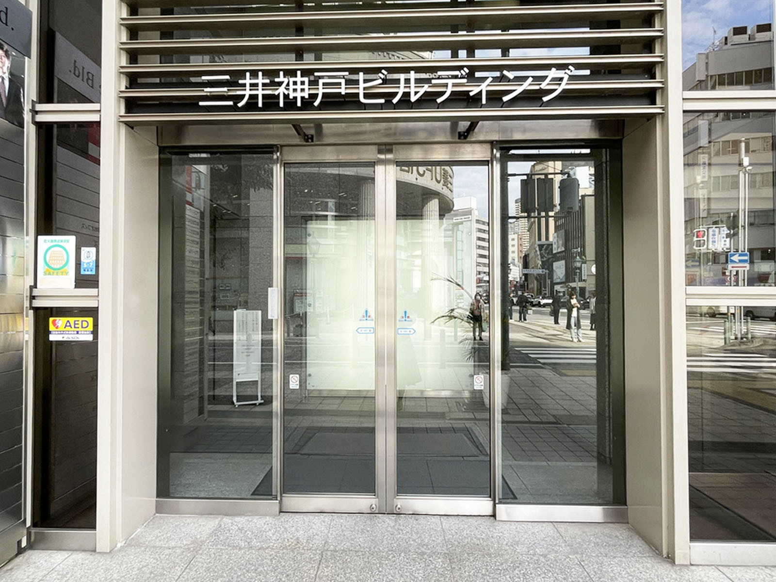 オフィスビル出入口