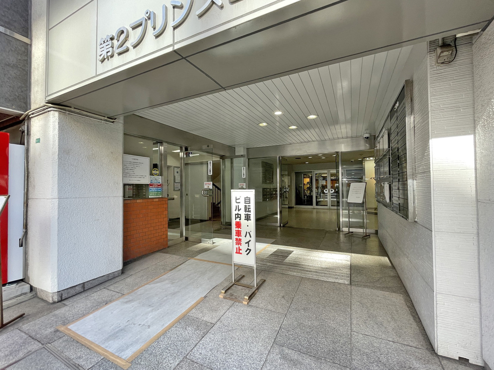オフィスビル出入口