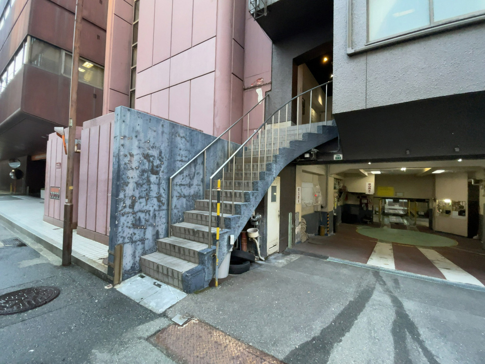 オフィスビル出入口