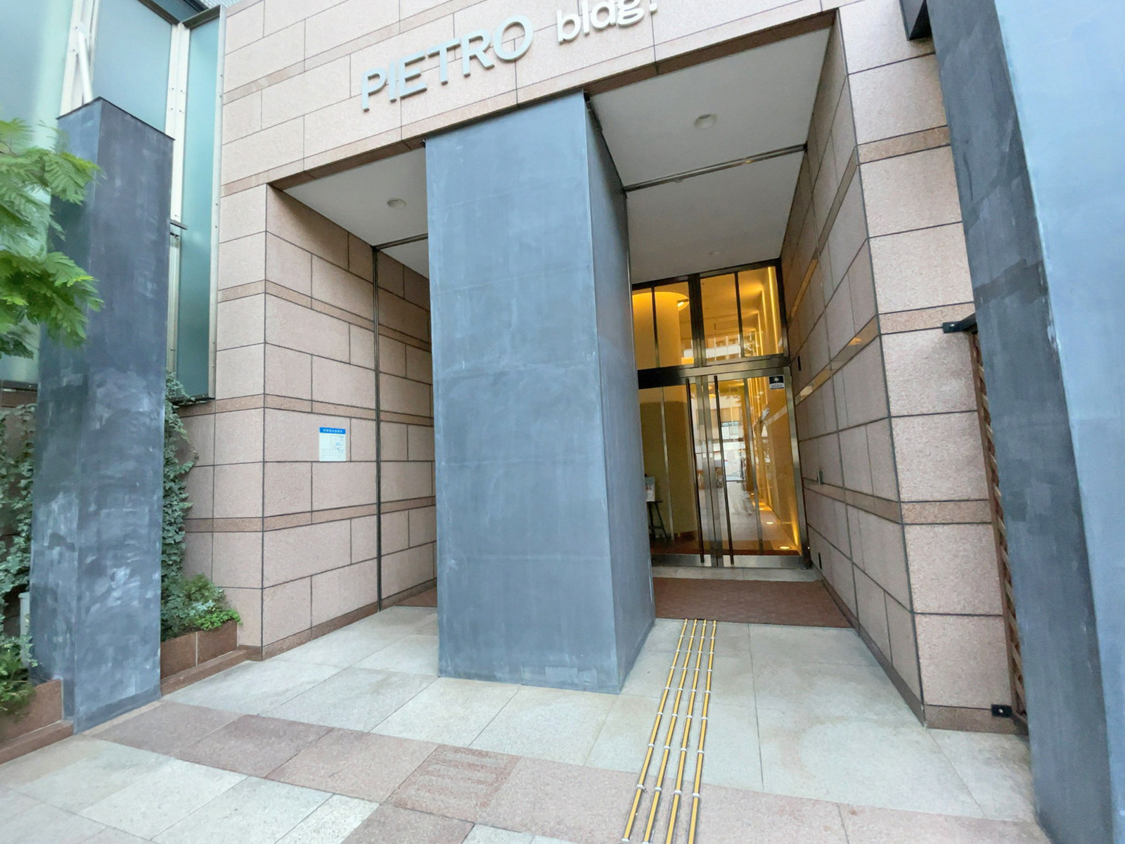 オフィスビル出入口