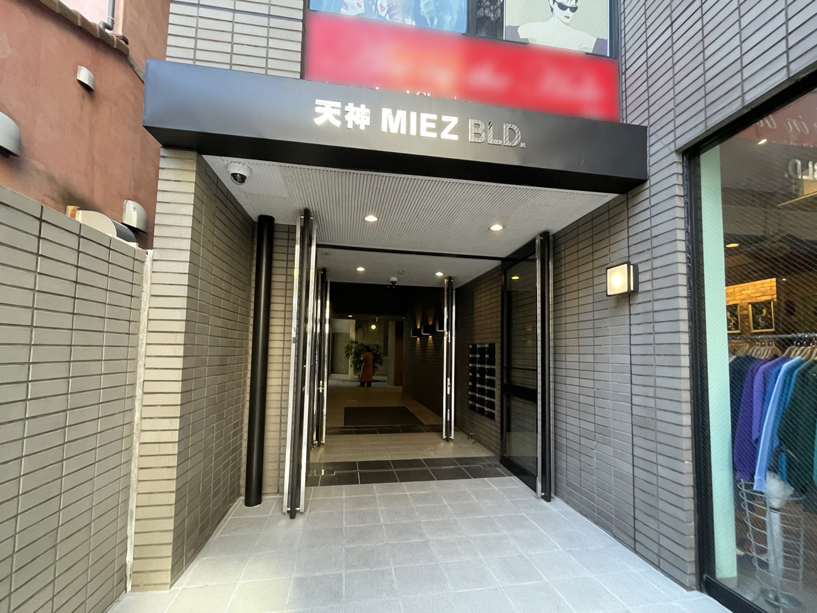 オフィスビル出入口