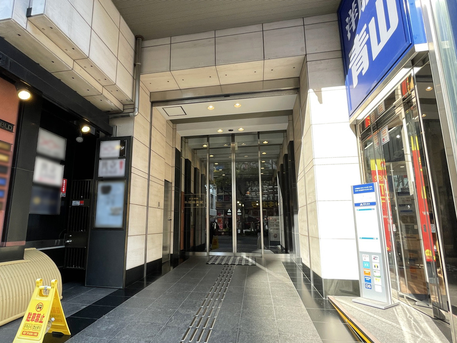 オフィスビル出入口