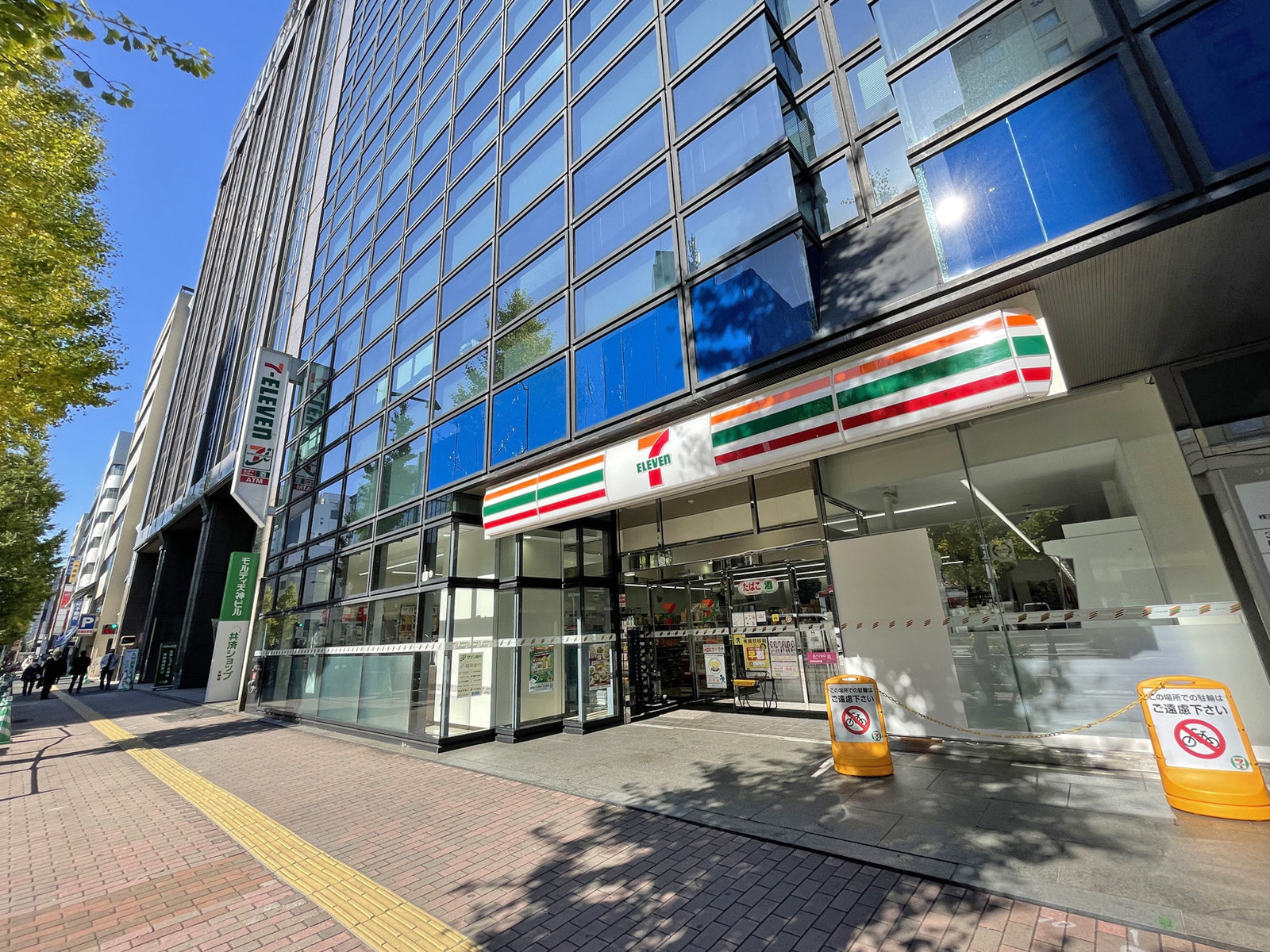 1階のセブンイレブン福岡舞鶴店