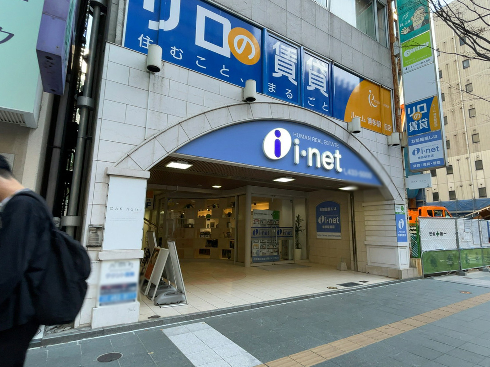オフィスビル出入口
