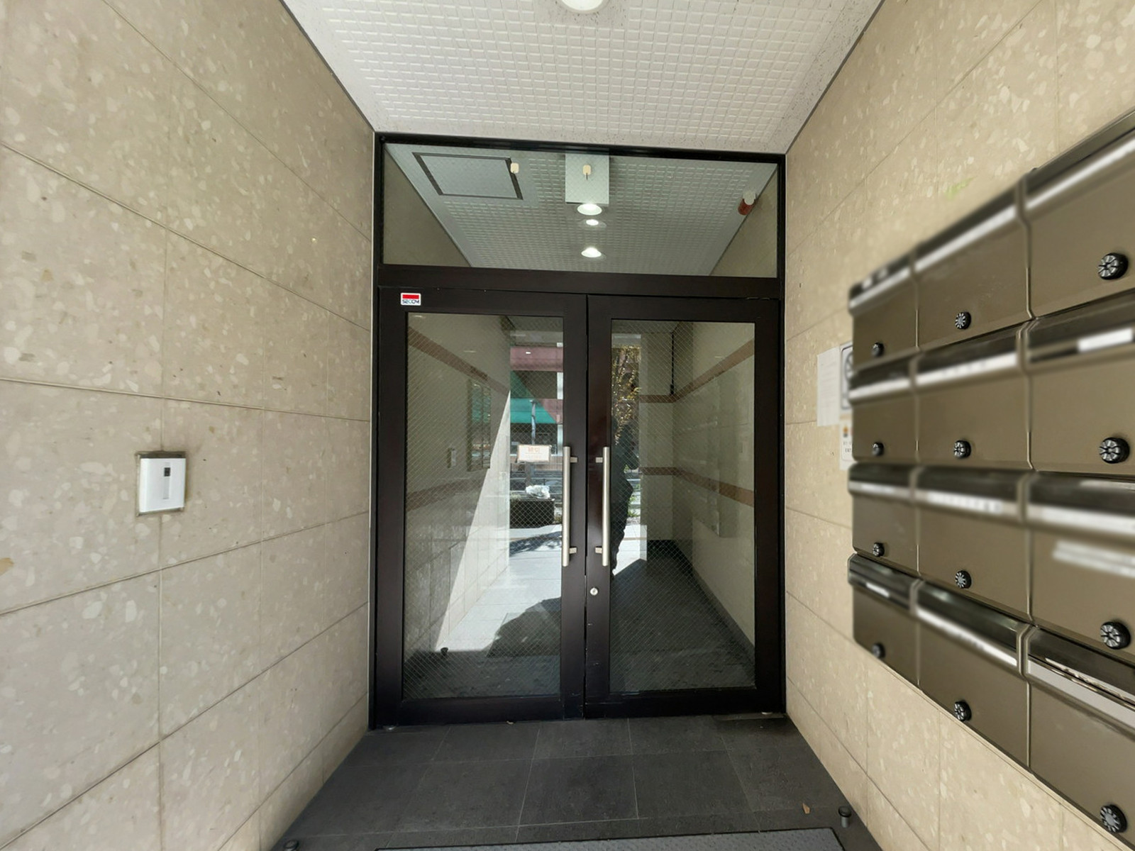 オフィスビル出入口