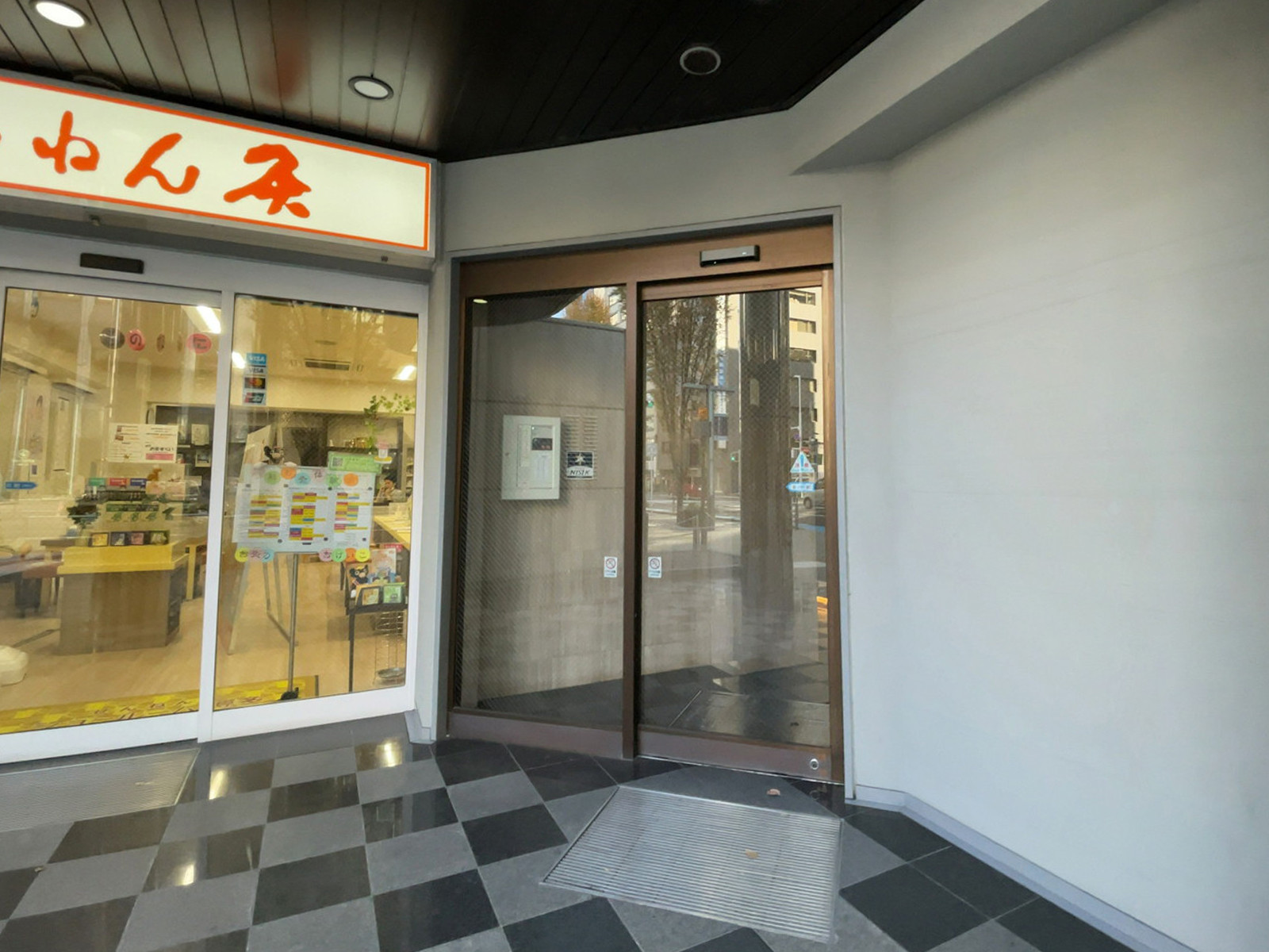 オフィスビル出入口