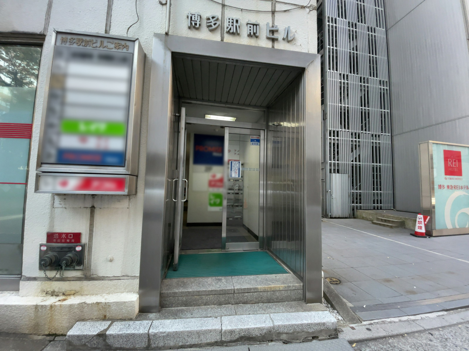 オフィスビル出入口
