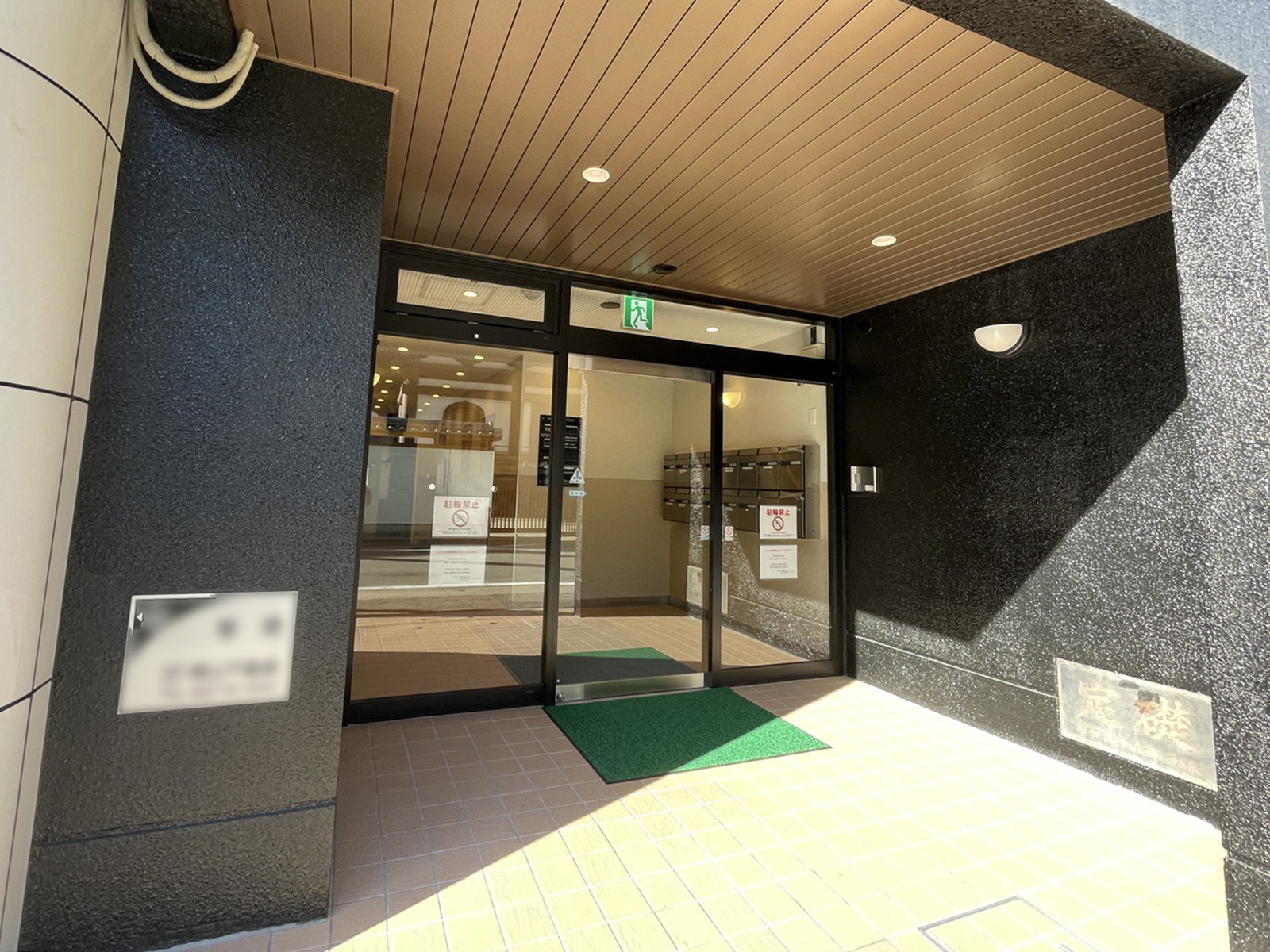 オフィスビル出入口