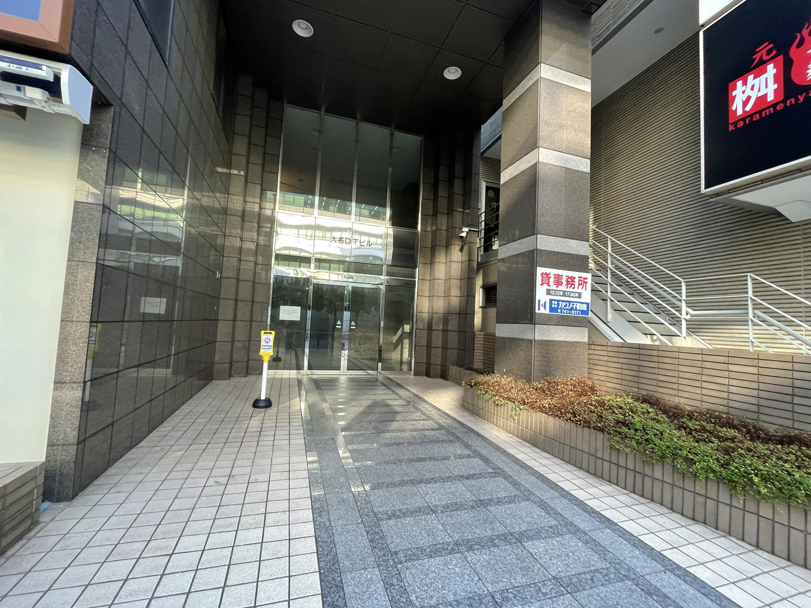 オフィスビル出入口