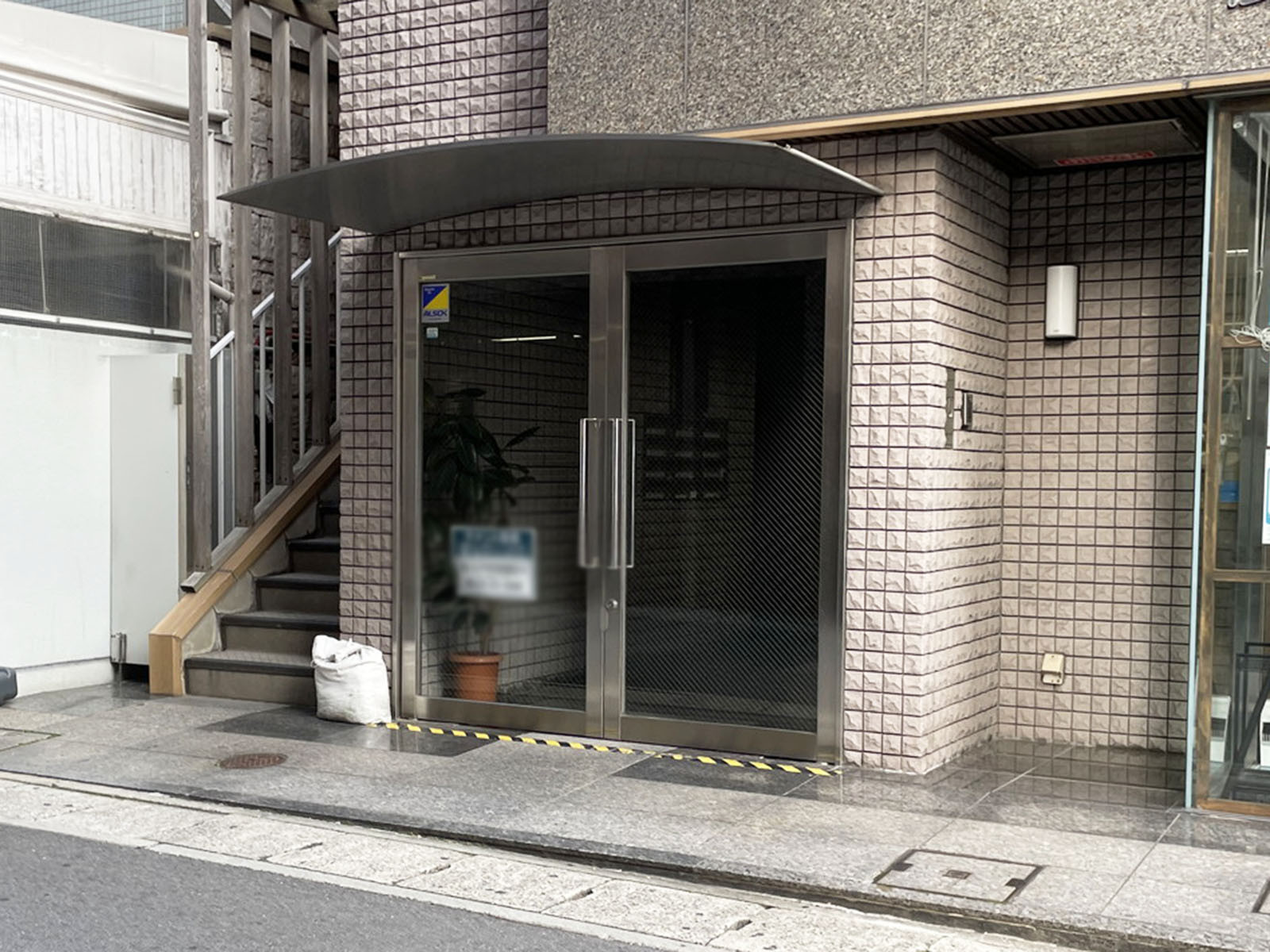 オフィスビル出入口