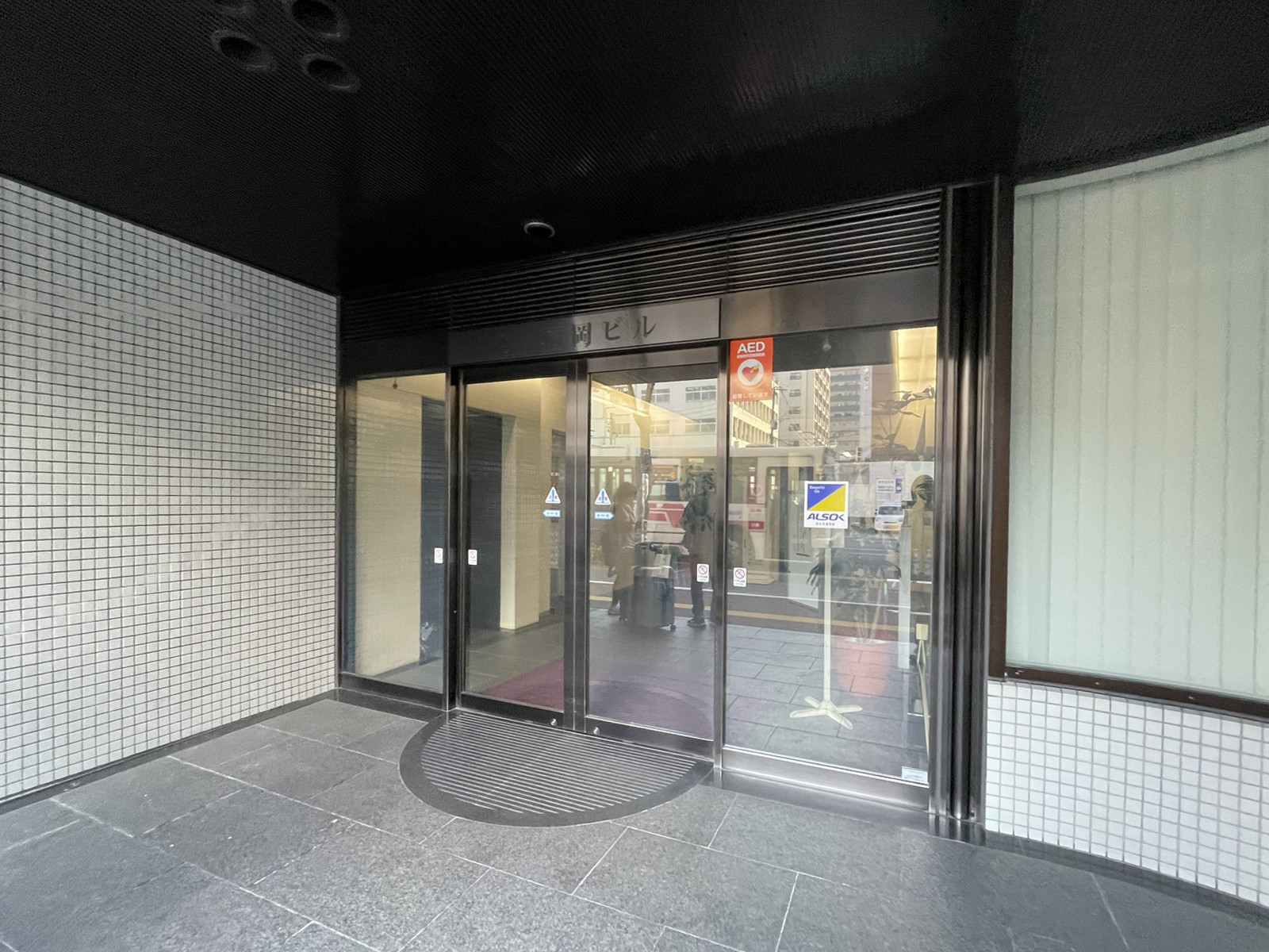 オフィスビル出入口