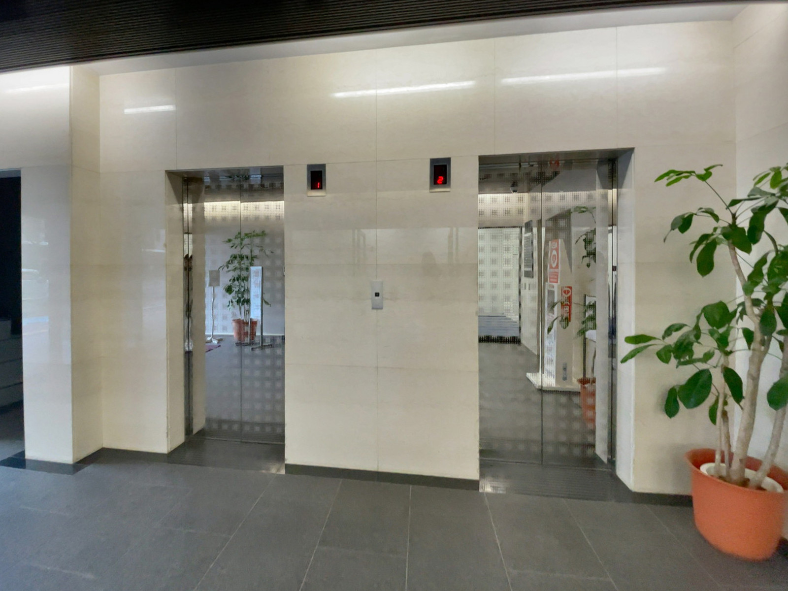 エレベーター(2基)